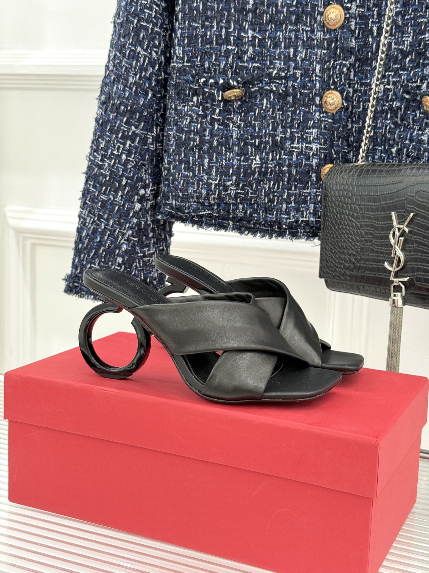 Ferragamo/菲拉格慕26WF新品交叉带方头圆环跟拖鞋以意式匠艺诠释慵懒高级感。利落方头修饰脚型 