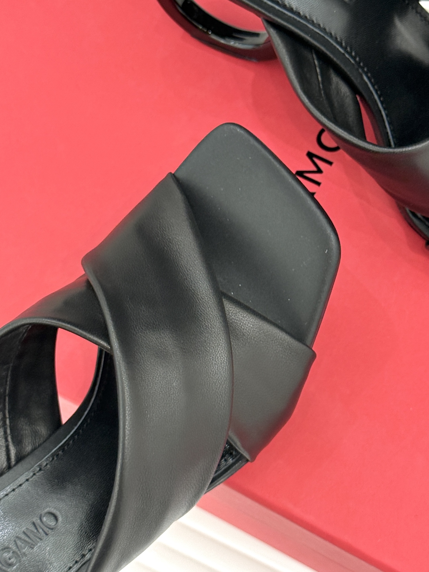 Ferragamo/菲拉格慕26WF新品交叉带方头圆环跟拖鞋以意式匠艺诠释慵懒高级感。利落方头修饰脚型 