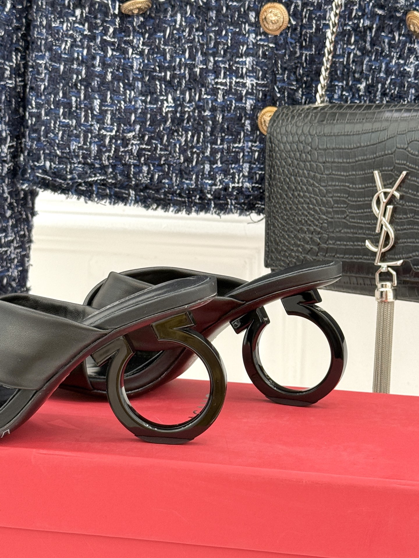 Ferragamo/菲拉格慕26WF新品交叉带方头圆环跟拖鞋以意式匠艺诠释慵懒高级感。利落方头修饰脚型 