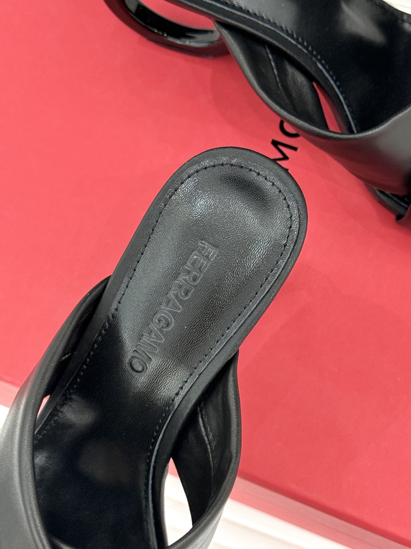 Ferragamo/菲拉格慕26WF新品交叉带方头圆环跟拖鞋以意式匠艺诠释慵懒高级感。利落方头修饰脚型 