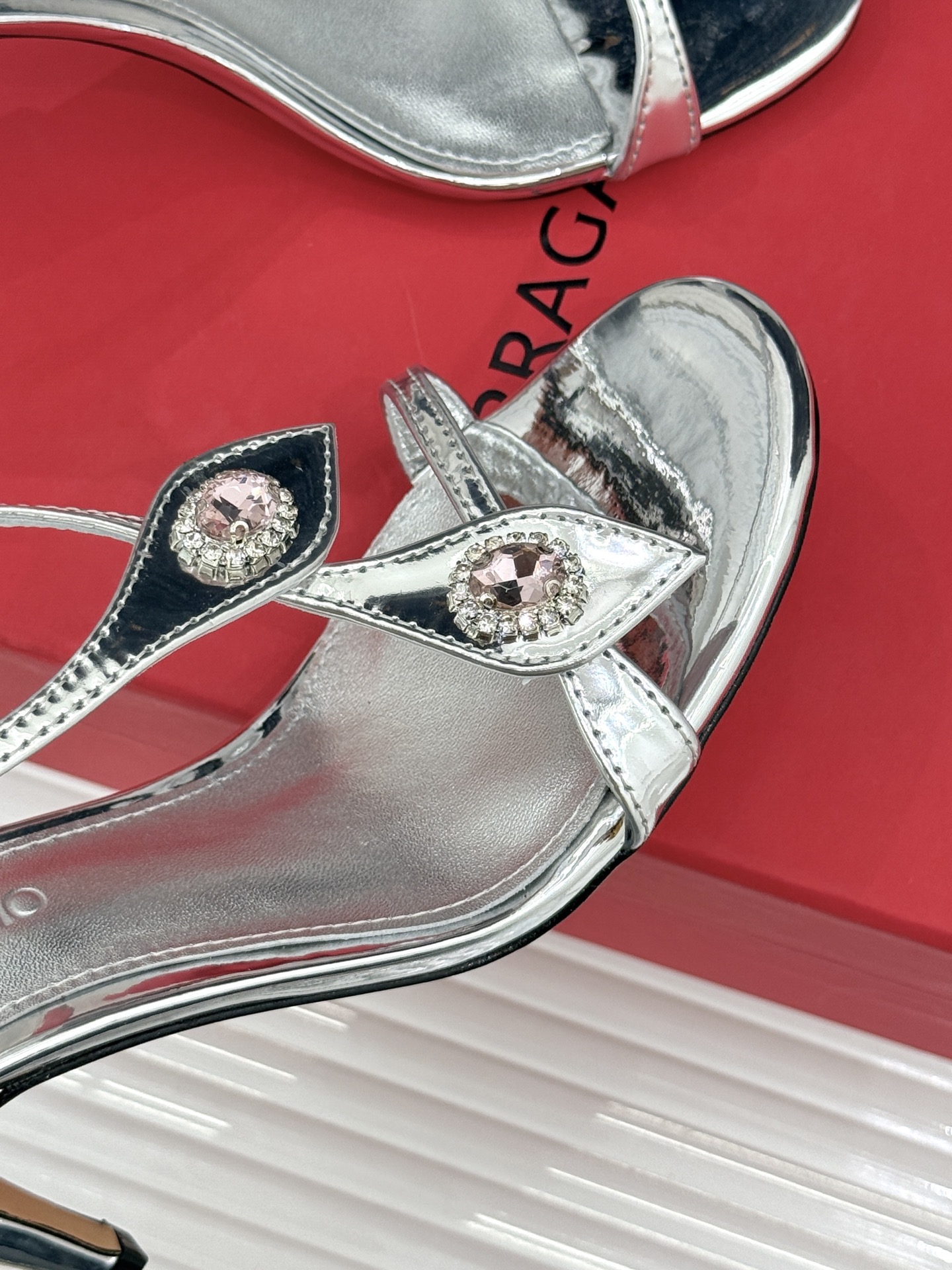 Ferragamo/菲拉格慕26WF新品水钻细带高跟凉鞋以意式匠艺演绎优雅高光。细腻皮革贴合足弓纤细系带