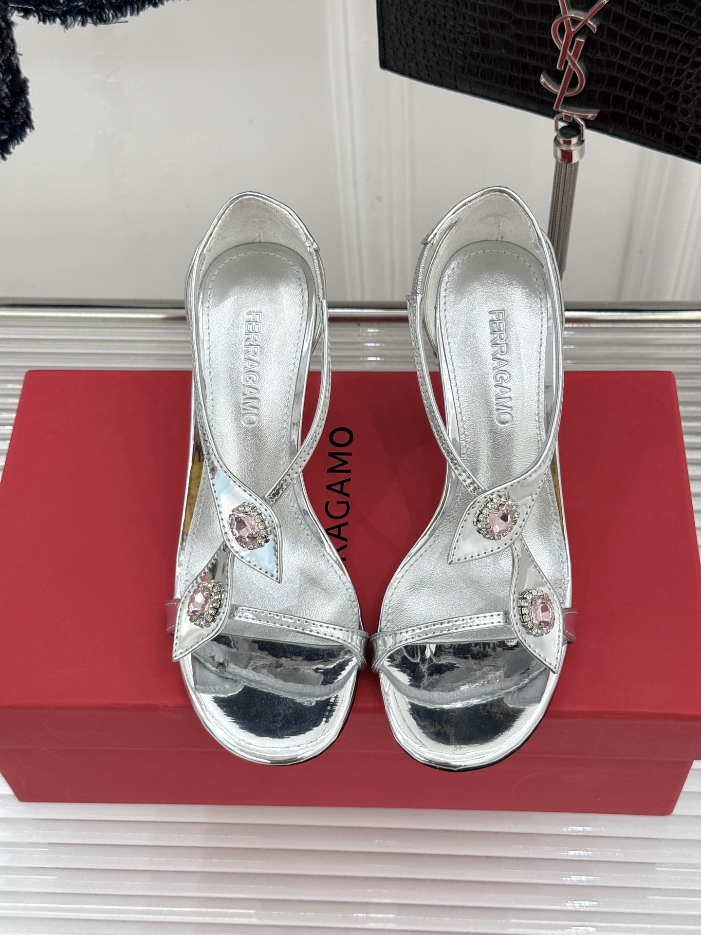 Ferragamo/菲拉格慕26WF新品水钻细带高跟凉鞋以意式匠艺演绎优雅高光。细腻皮革贴合足弓纤细系带