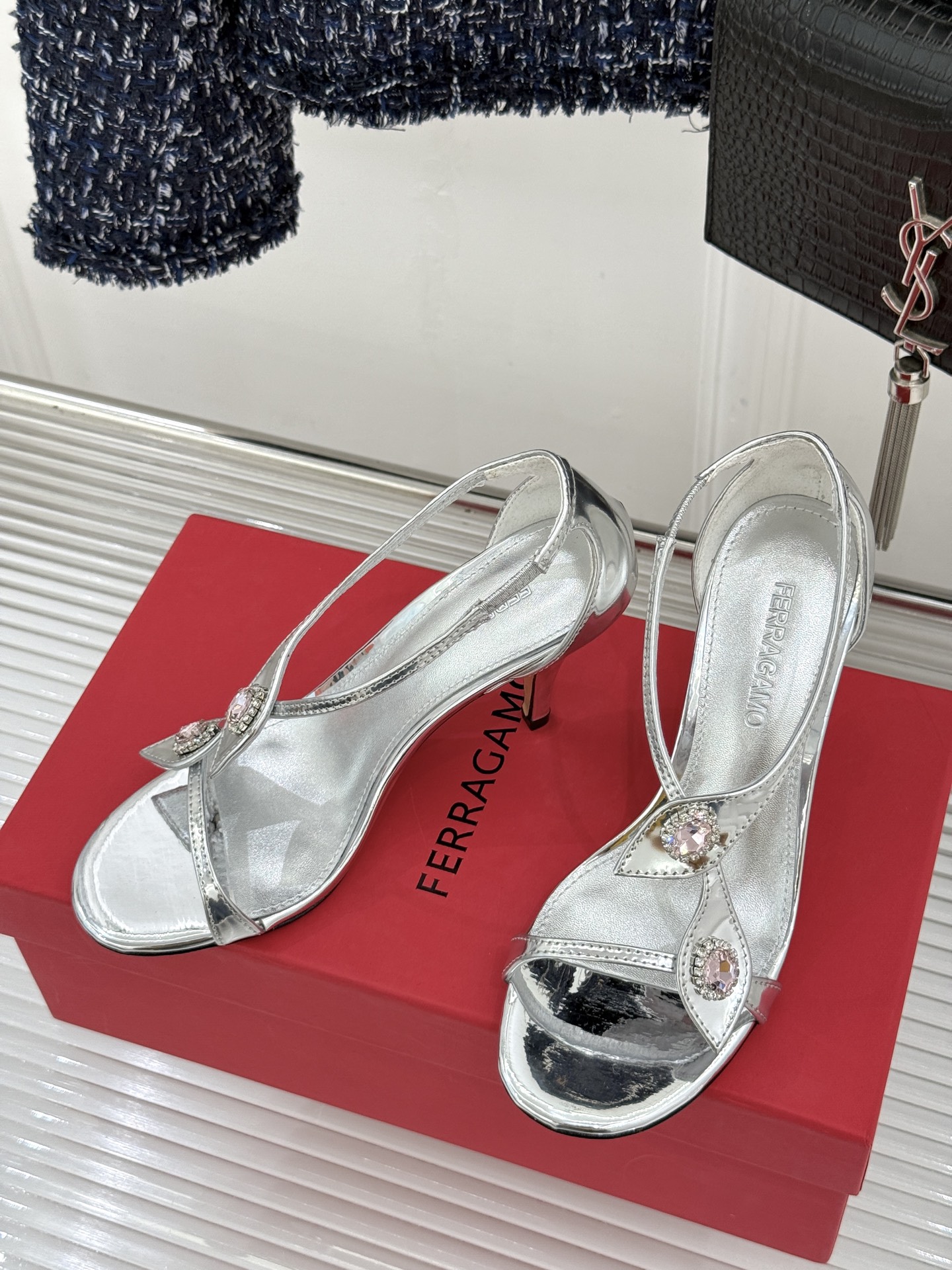 Ferragamo/菲拉格慕26WF新品水钻细带高跟凉鞋以意式匠艺演绎优雅高光。细腻皮革贴合足弓纤细系带