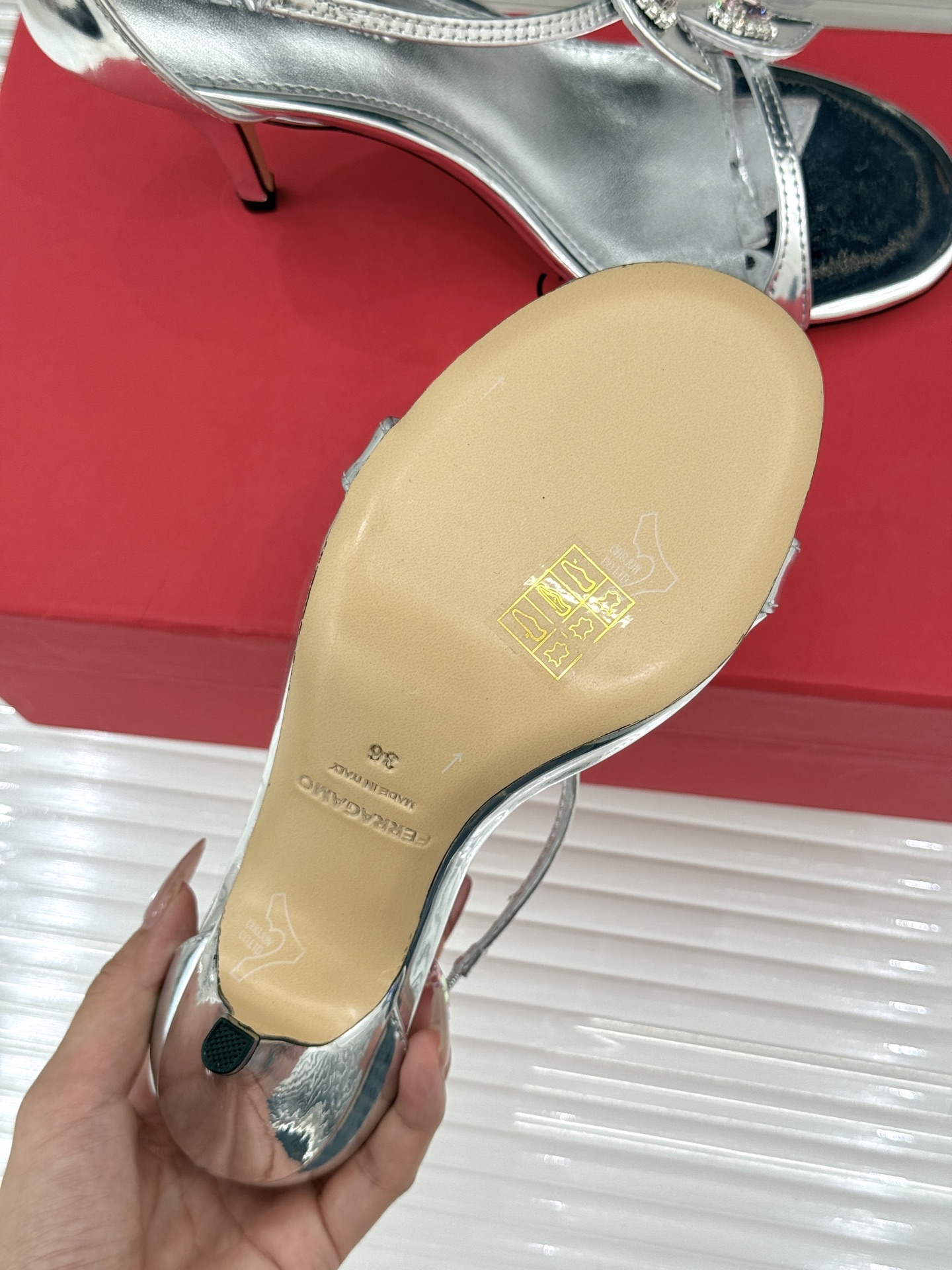 Ferragamo/菲拉格慕26WF新品水钻细带高跟凉鞋以意式匠艺演绎优雅高光。细腻皮革贴合足弓纤细系带