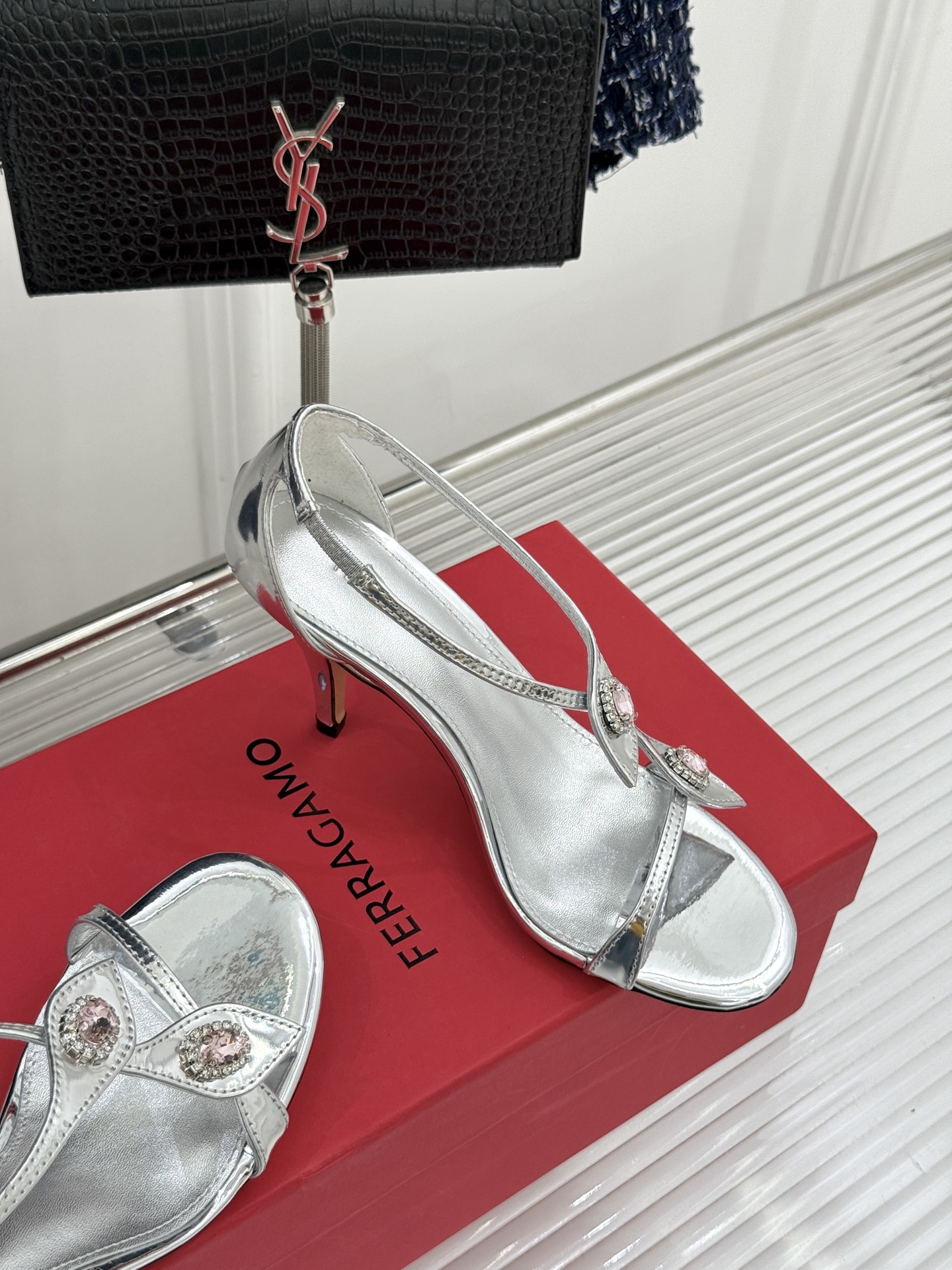 Ferragamo/菲拉格慕26WF新品水钻细带高跟凉鞋以意式匠艺演绎优雅高光。细腻皮革贴合足弓纤细系带