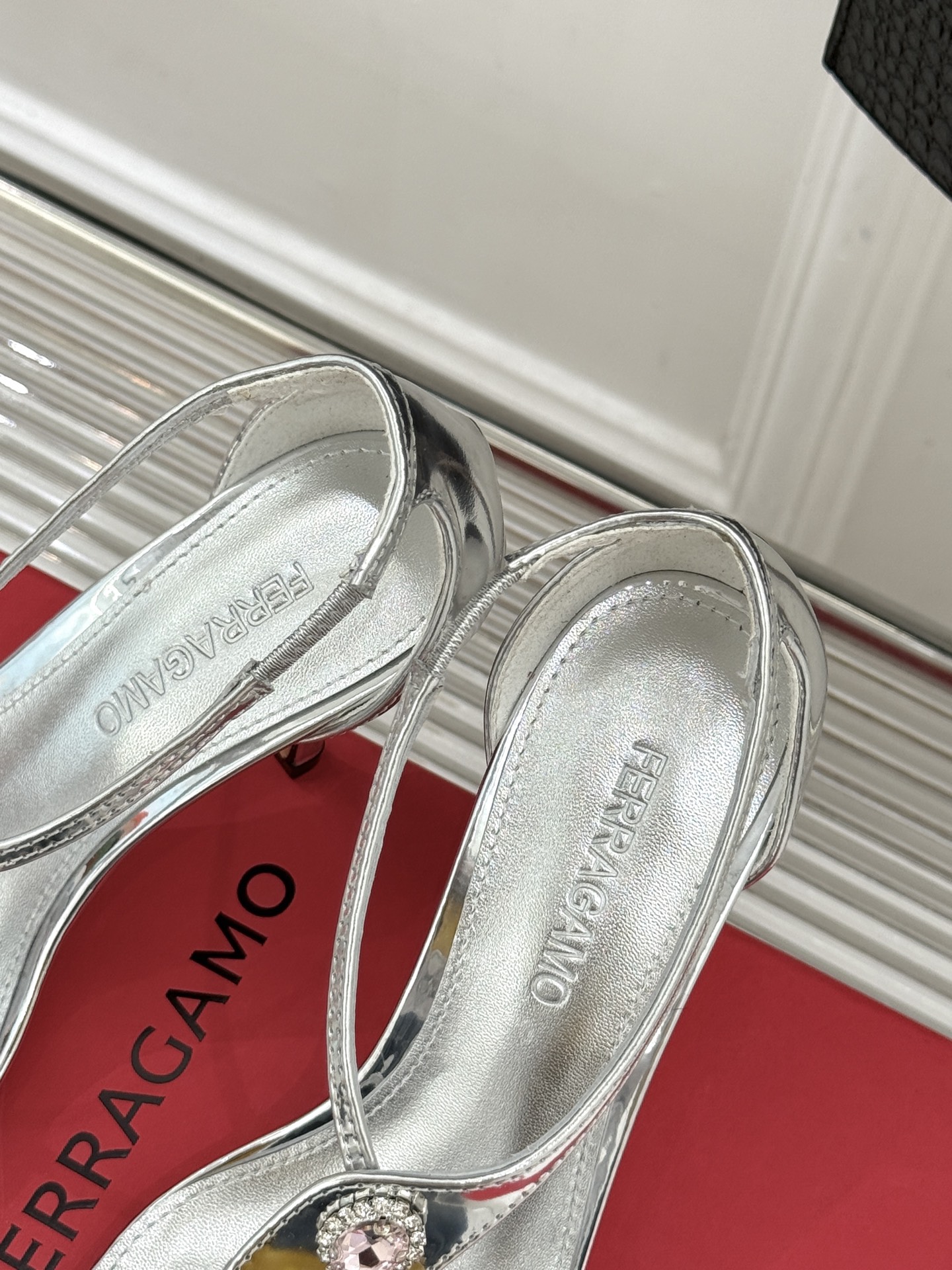 Ferragamo/菲拉格慕26WF新品水钻细带高跟凉鞋以意式匠艺演绎优雅高光。细腻皮革贴合足弓纤细系带