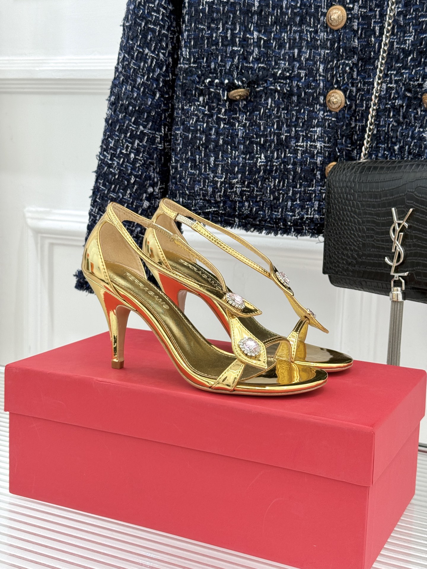 Ferragamo/菲拉格慕26WF新品水钻细带高跟凉鞋以意式匠艺演绎优雅高光。细腻皮革贴合足弓纤细系带