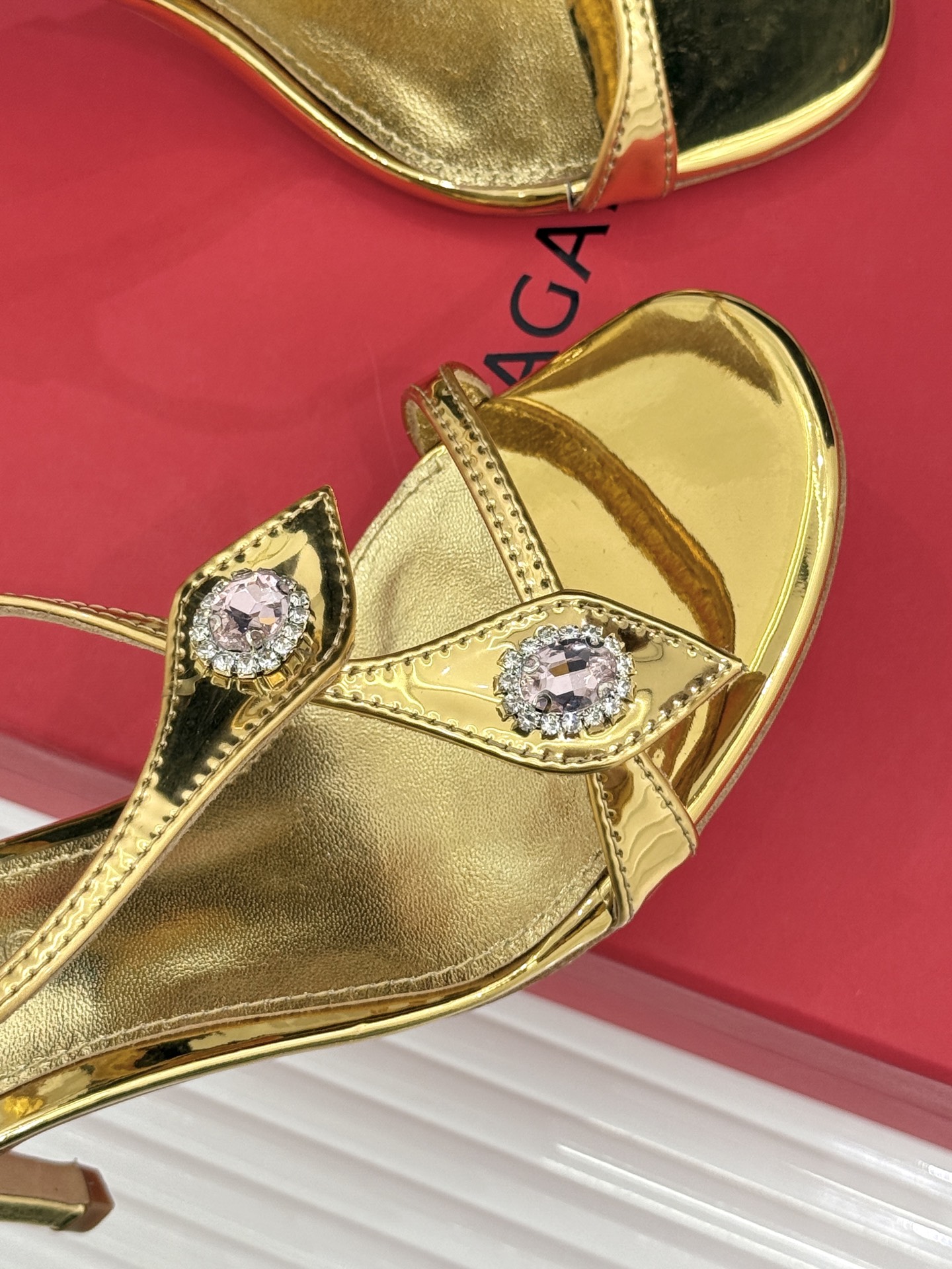 Ferragamo/菲拉格慕26WF新品水钻细带高跟凉鞋以意式匠艺演绎优雅高光。细腻皮革贴合足弓纤细系带