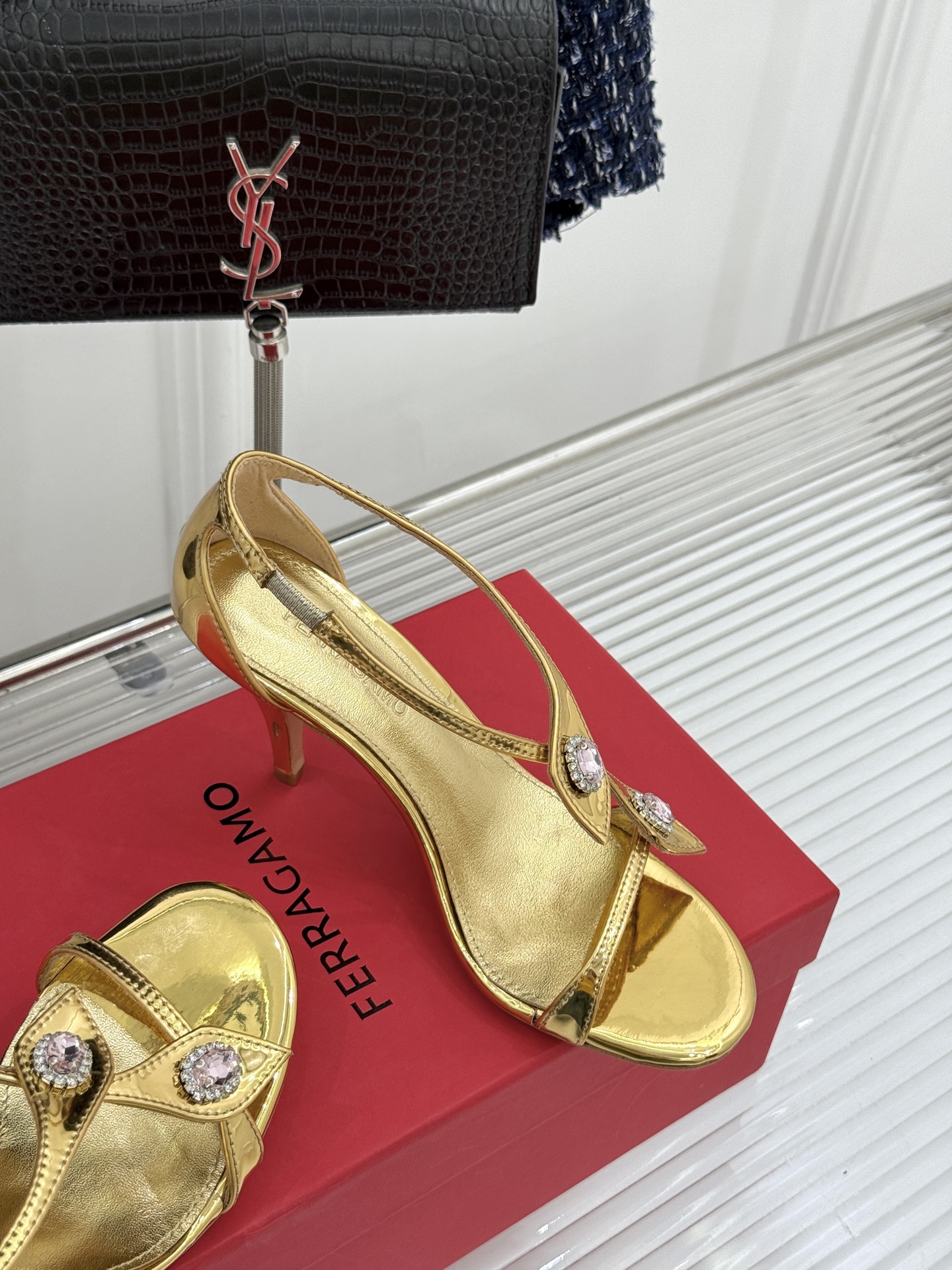 Ferragamo/菲拉格慕26WF新品水钻细带高跟凉鞋以意式匠艺演绎优雅高光。细腻皮革贴合足弓纤细系带