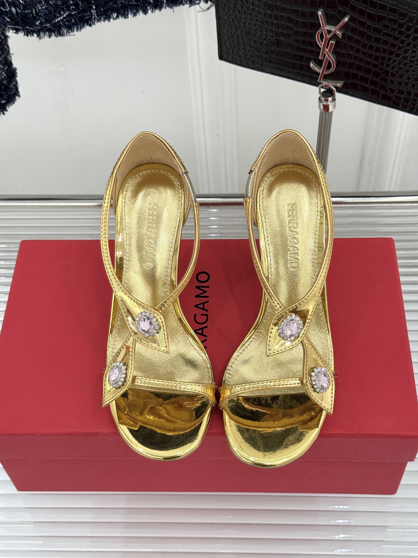 Ferragamo/菲拉格慕26WF新品水钻细带高跟凉鞋以意式匠艺演绎优雅高光。细腻皮革贴合足弓纤细系带