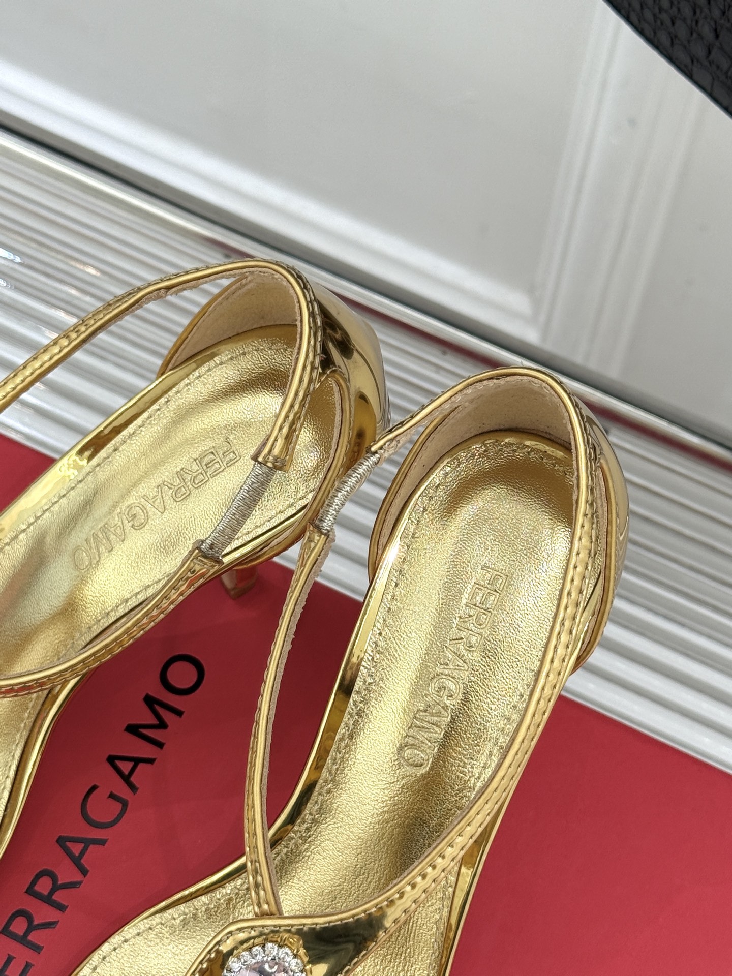 Ferragamo/菲拉格慕26WF新品水钻细带高跟凉鞋以意式匠艺演绎优雅高光。细腻皮革贴合足弓纤细系带