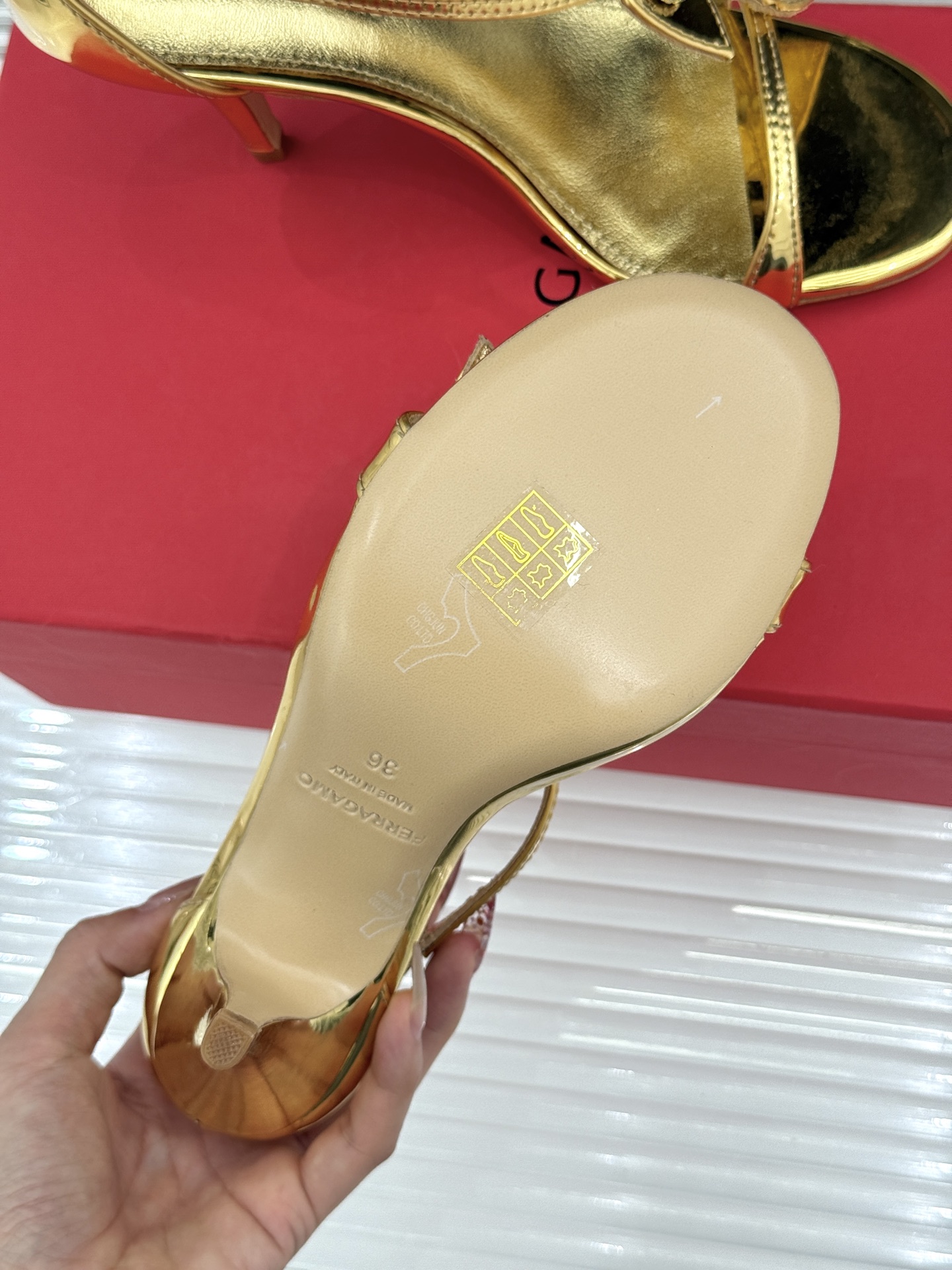 Ferragamo/菲拉格慕26WF新品水钻细带高跟凉鞋以意式匠艺演绎优雅高光。细腻皮革贴合足弓纤细系带