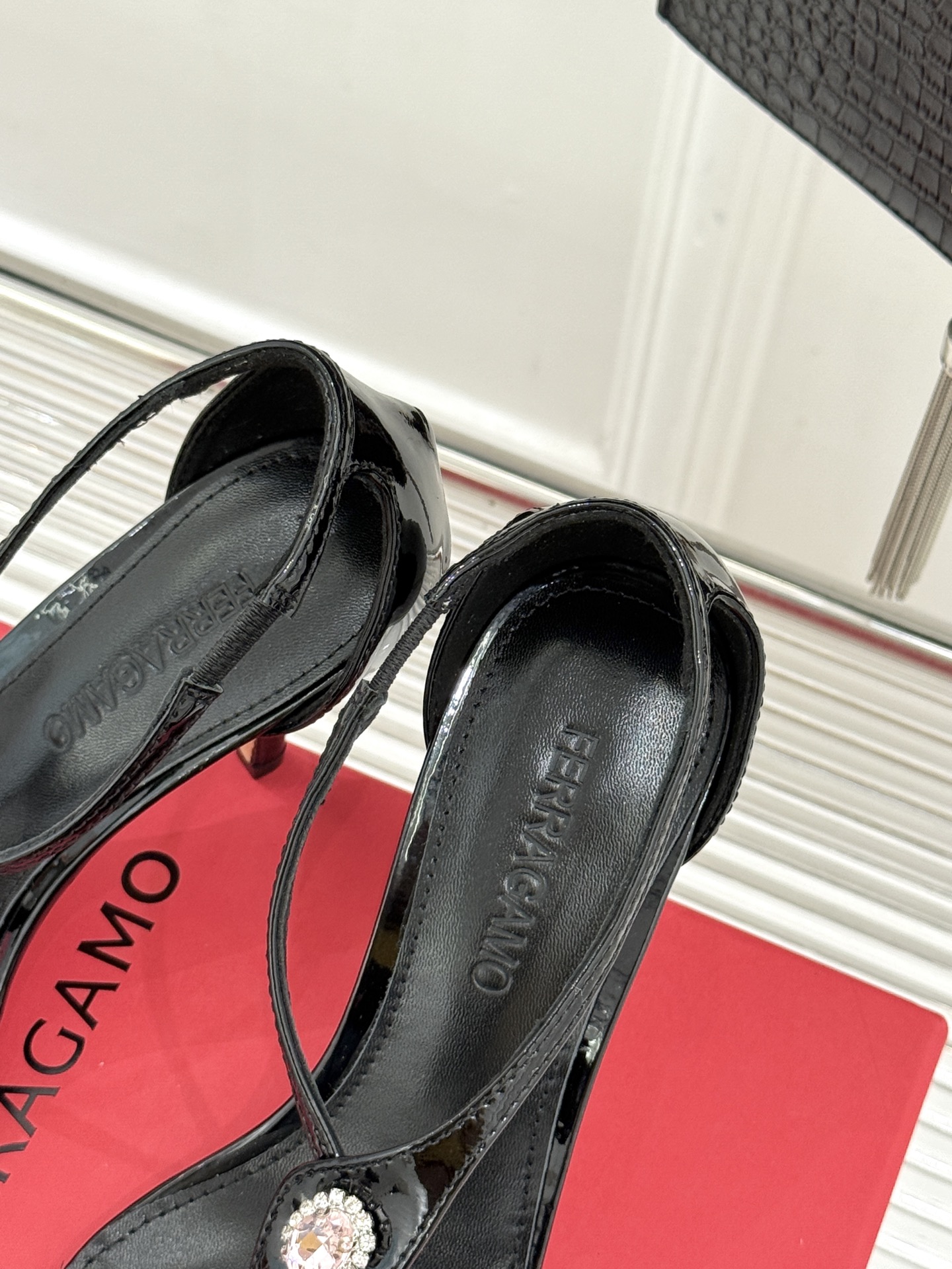 Ferragamo/菲拉格慕26WF新品水钻细带高跟凉鞋以意式匠艺演绎优雅高光。细腻皮革贴合足弓纤细系带