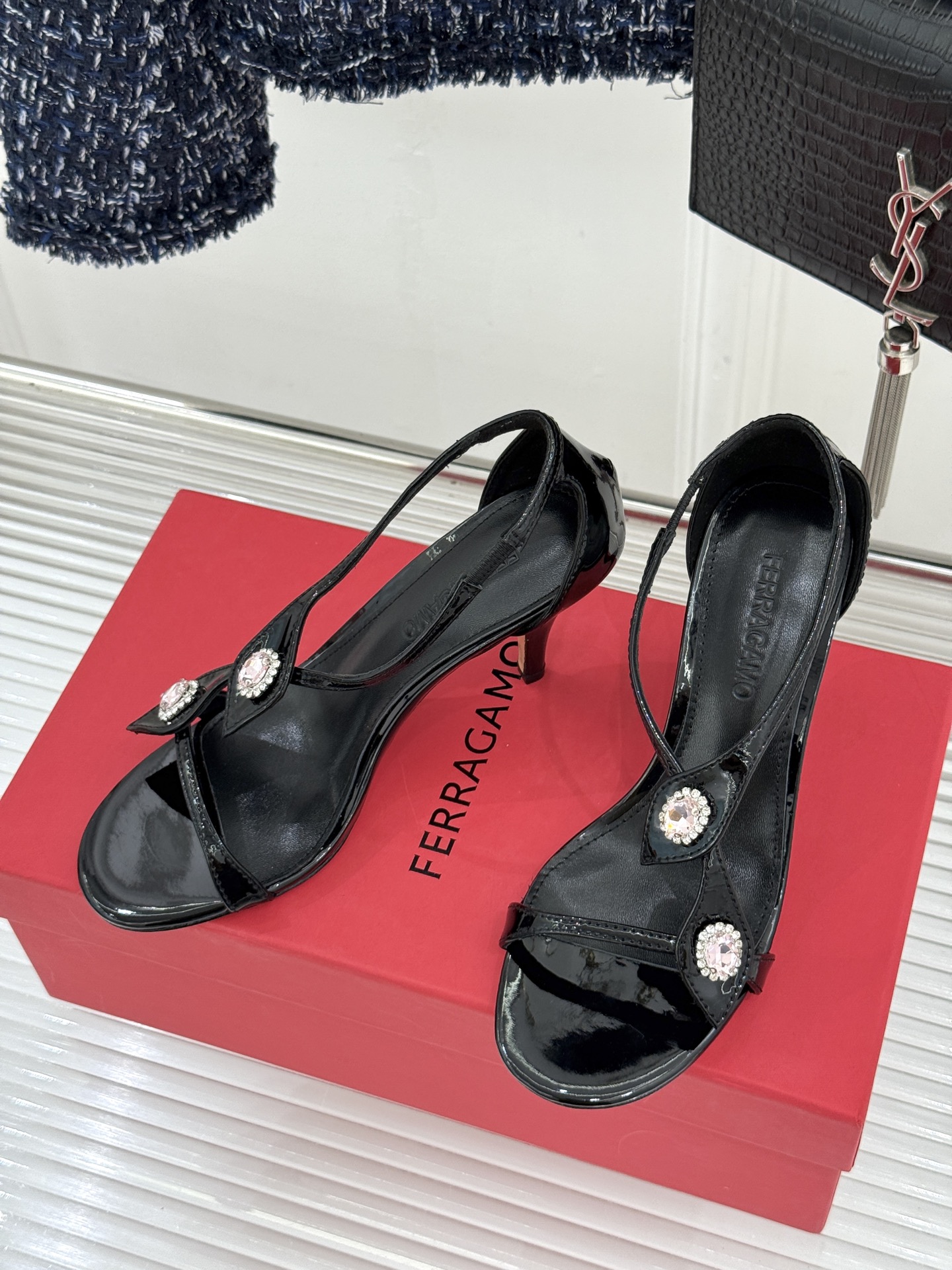 Ferragamo/菲拉格慕26WF新品水钻细带高跟凉鞋以意式匠艺演绎优雅高光。细腻皮革贴合足弓纤细系带