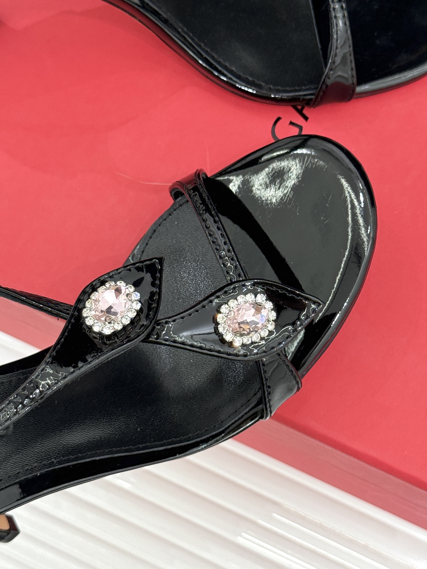 Ferragamo/菲拉格慕26WF新品水钻细带高跟凉鞋以意式匠艺演绎优雅高光。细腻皮革贴合足弓纤细系带