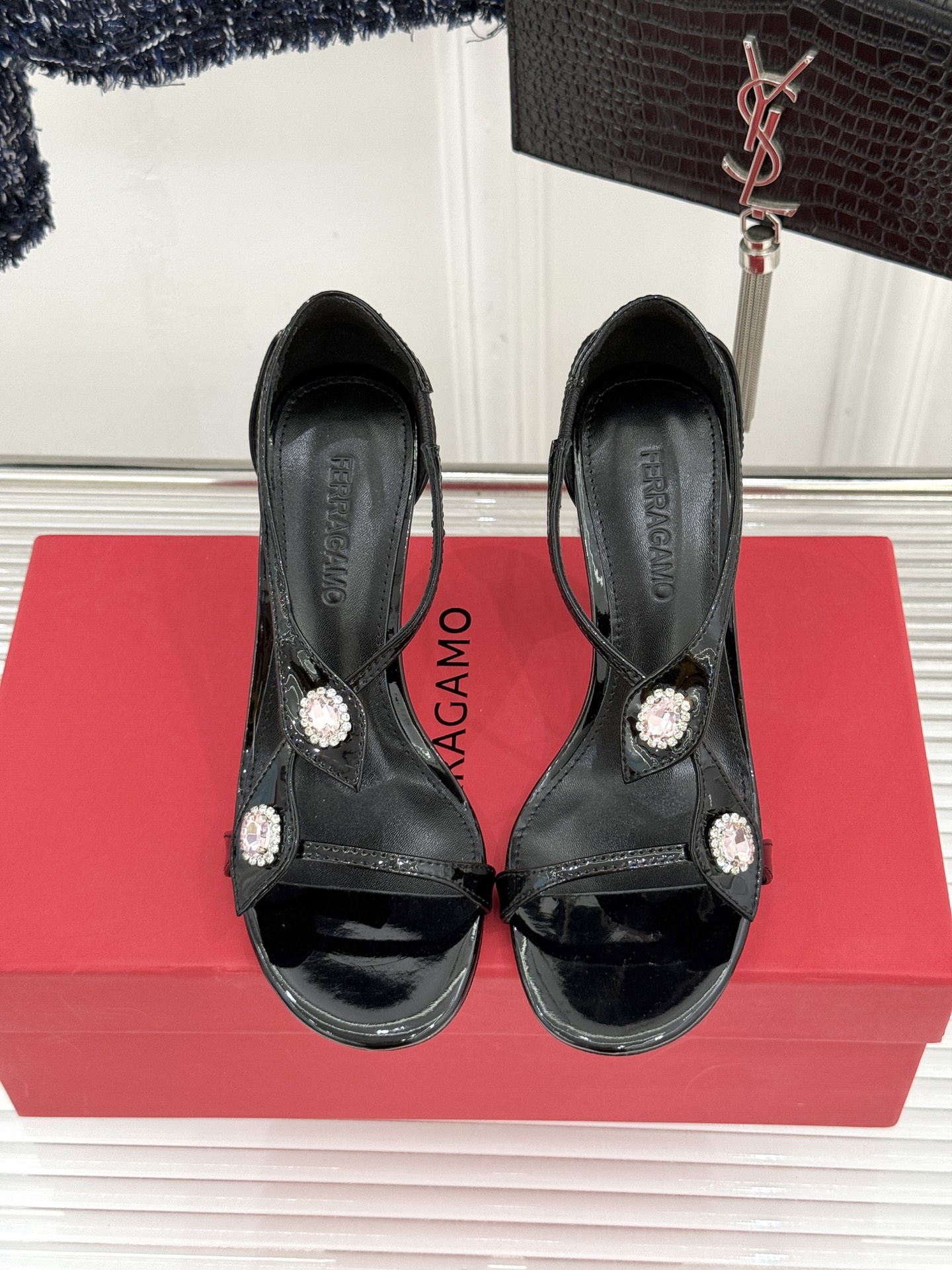 Ferragamo/菲拉格慕26WF新品水钻细带高跟凉鞋以意式匠艺演绎优雅高光。细腻皮革贴合足弓纤细系带