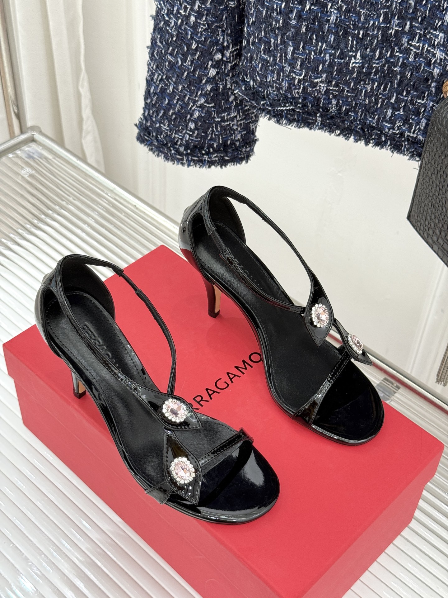 Ferragamo/菲拉格慕26WF新品水钻细带高跟凉鞋以意式匠艺演绎优雅高光。细腻皮革贴合足弓纤细系带