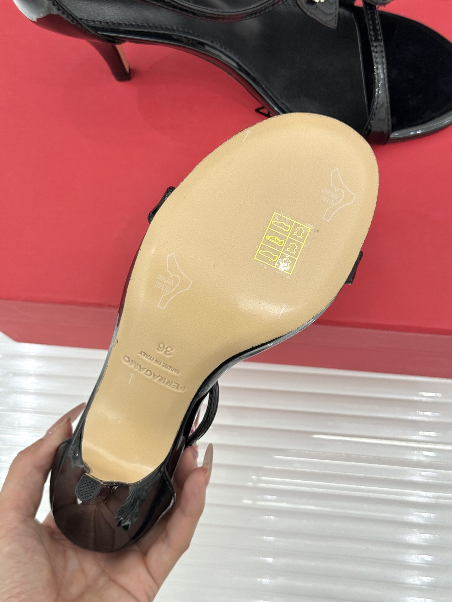 Ferragamo/菲拉格慕26WF新品水钻细带高跟凉鞋以意式匠艺演绎优雅高光。细腻皮革贴合足弓纤细系带