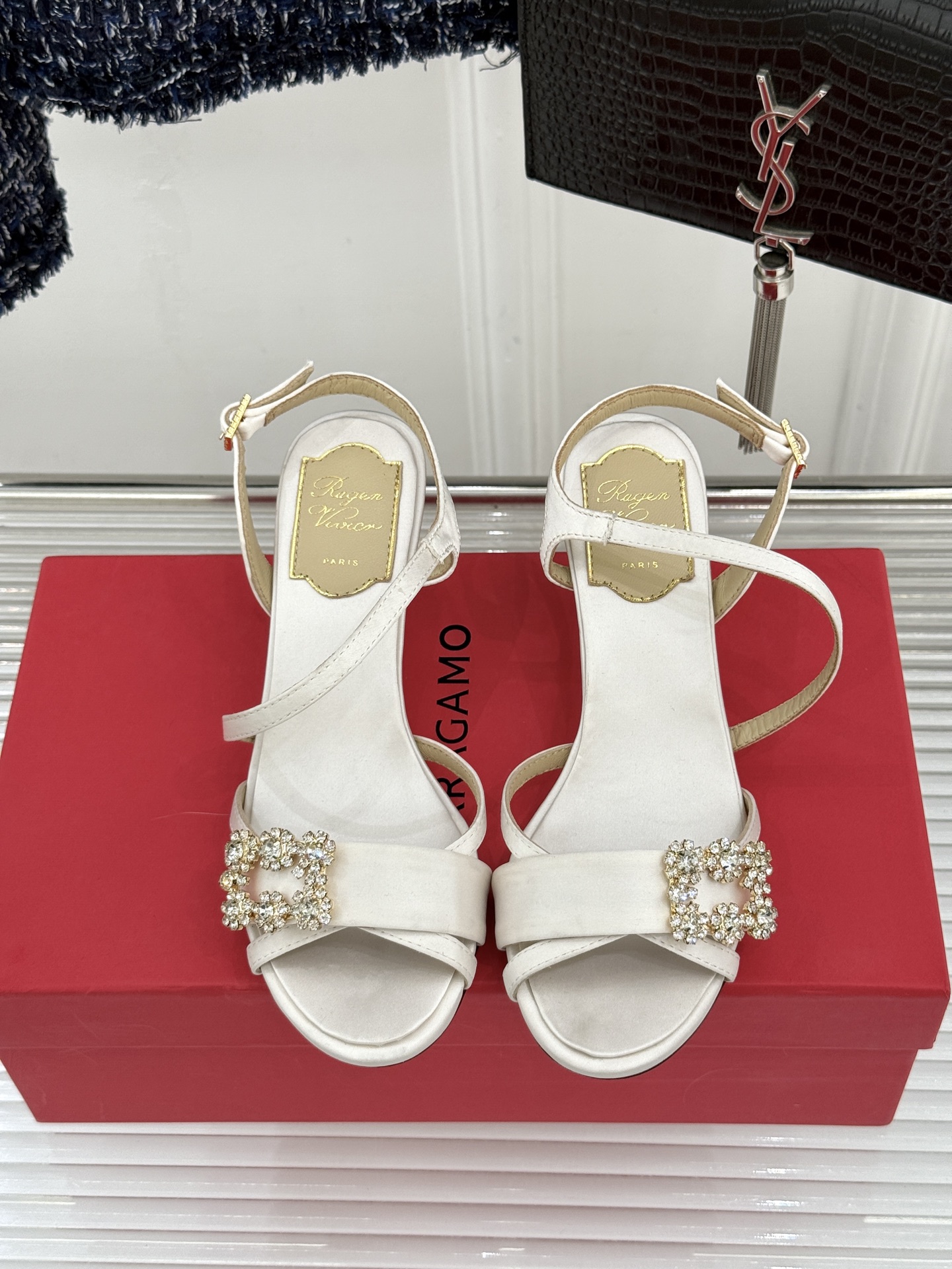 Roger Vivier｜RV26WF新品水钻雪花扣细带高跟凉鞋将巴黎高定美学凝于足尖。璀璨雪花水钻扣由