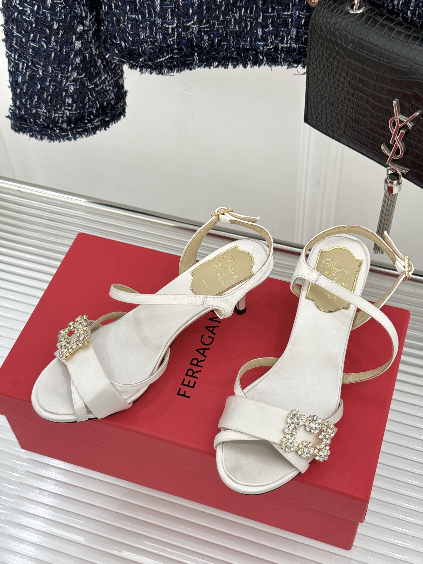 Roger Vivier｜RV26WF新品水钻雪花扣细带高跟凉鞋将巴黎高定美学凝于足尖。璀璨雪花水钻扣由