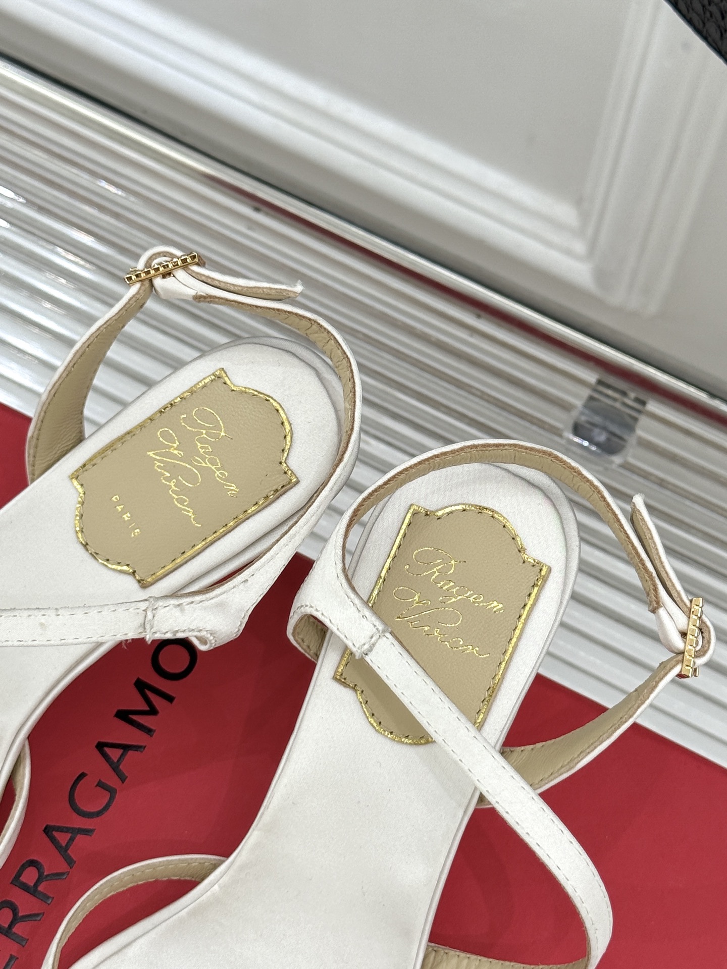 Roger Vivier｜RV26WF新品水钻雪花扣细带高跟凉鞋将巴黎高定美学凝于足尖。璀璨雪花水钻扣由