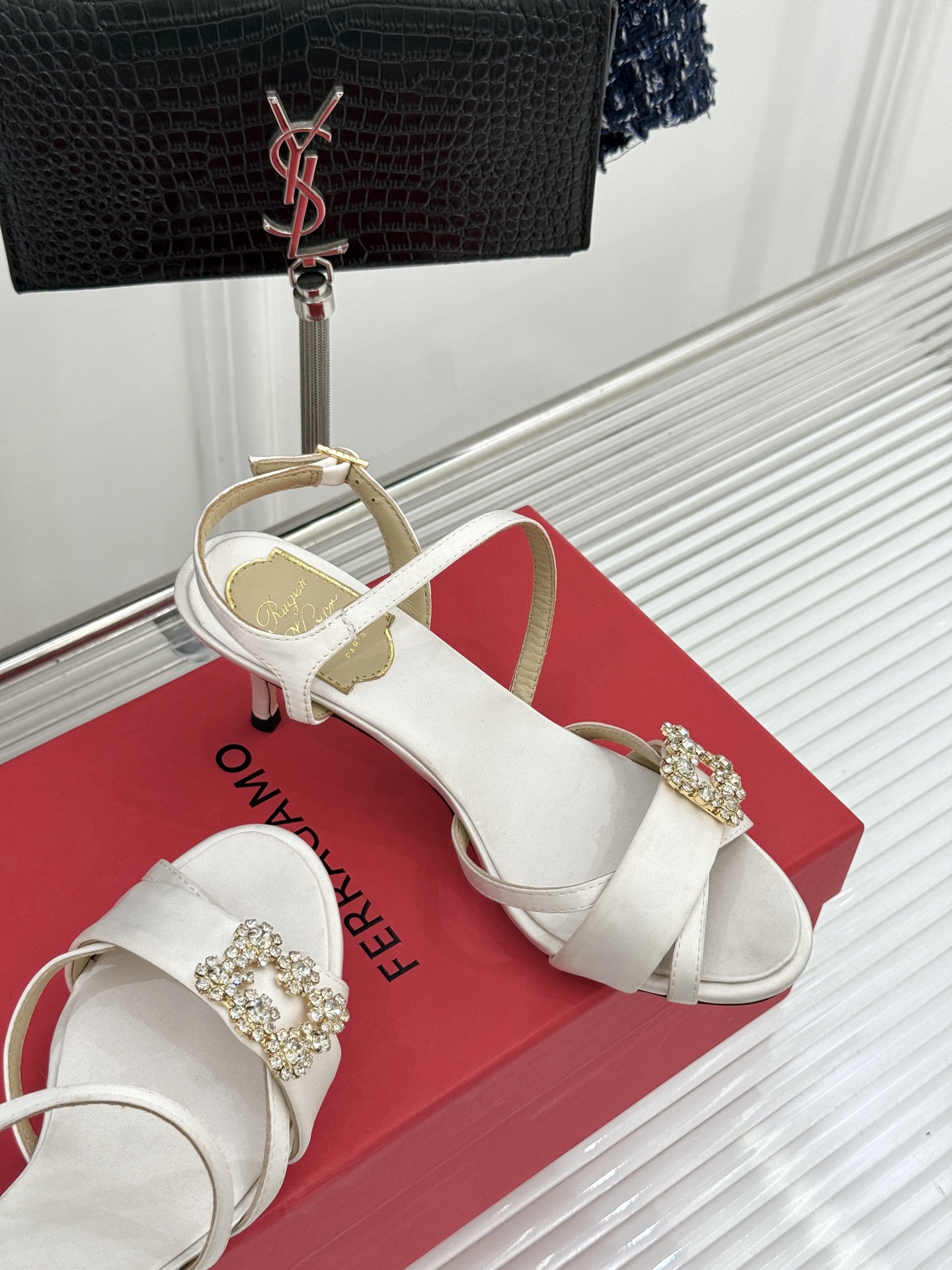 Roger Vivier｜RV26WF新品水钻雪花扣细带高跟凉鞋将巴黎高定美学凝于足尖。璀璨雪花水钻扣由