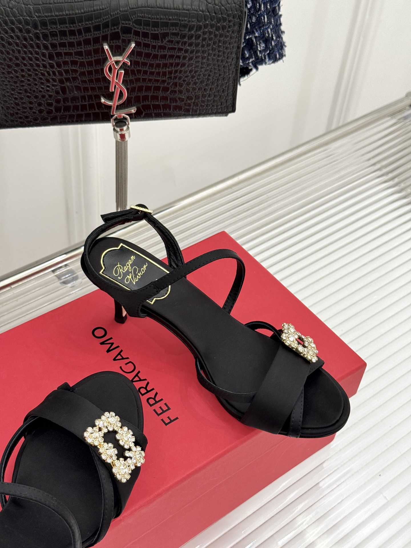 Roger Vivier｜RV26WF新品水钻雪花扣细带高跟凉鞋将巴黎高定美学凝于足尖。璀璨雪花水钻扣由