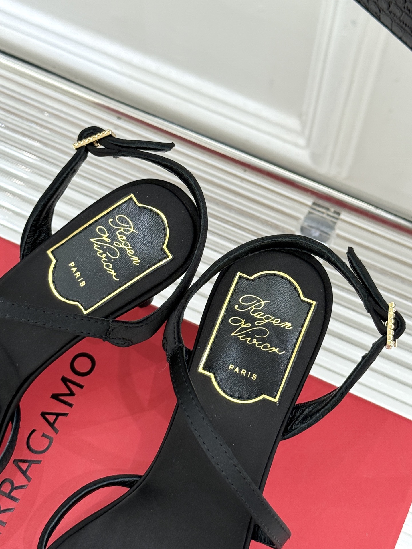 Roger Vivier｜RV26WF新品水钻雪花扣细带高跟凉鞋将巴黎高定美学凝于足尖。璀璨雪花水钻扣由