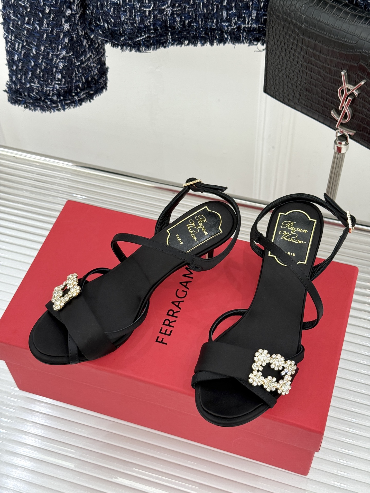 Roger Vivier｜RV26WF新品水钻雪花扣细带高跟凉鞋将巴黎高定美学凝于足尖。璀璨雪花水钻扣由