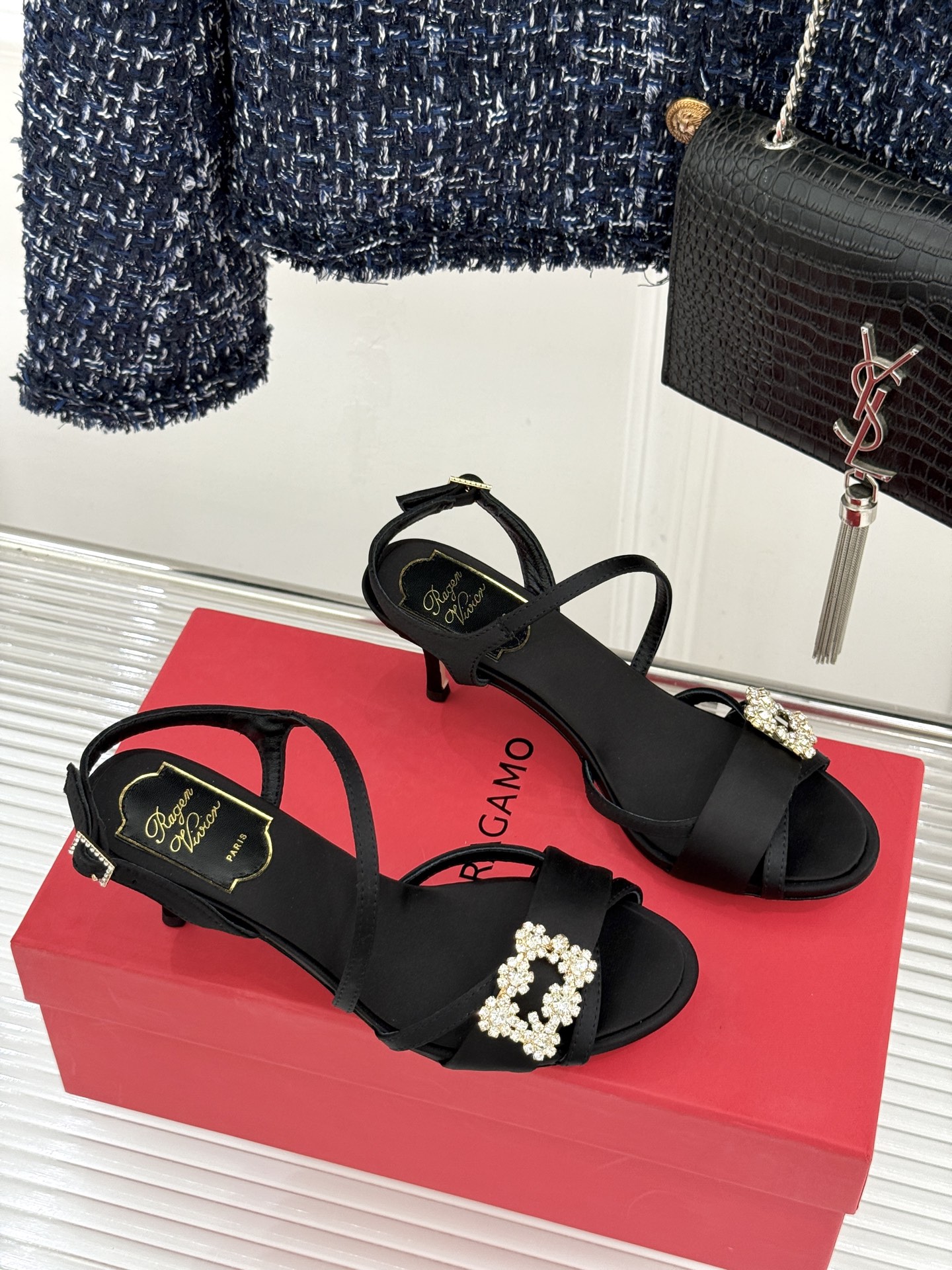 Roger Vivier｜RV26WF新品水钻雪花扣细带高跟凉鞋将巴黎高定美学凝于足尖。璀璨雪花水钻扣由