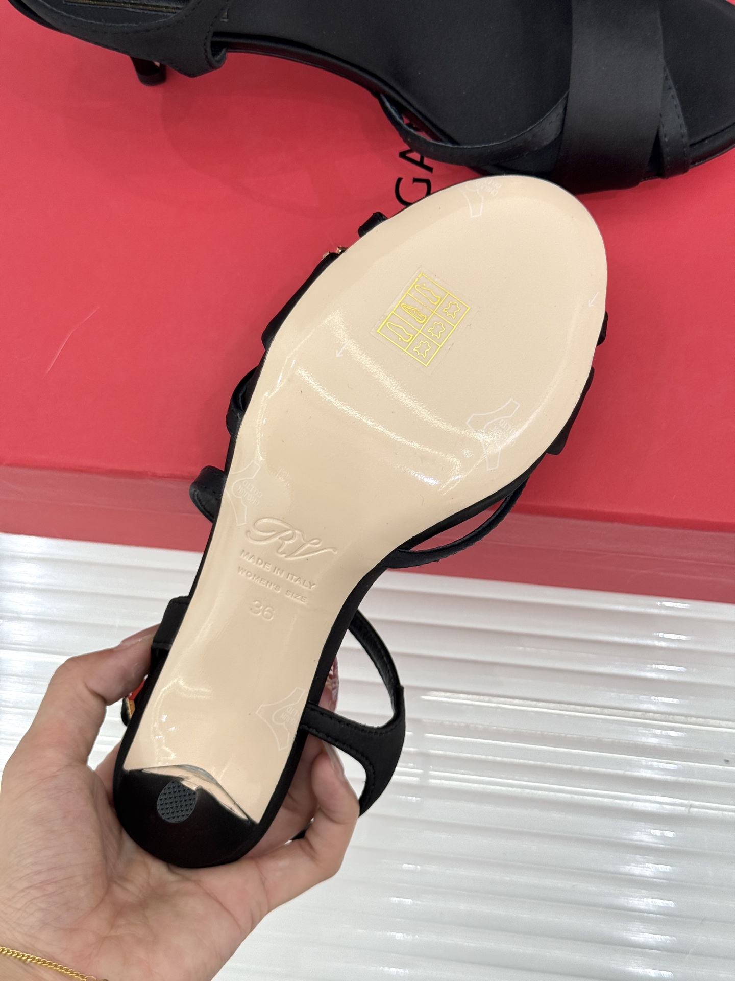 Roger Vivier｜RV26WF新品水钻雪花扣细带高跟凉鞋将巴黎高定美学凝于足尖。璀璨雪花水钻扣由