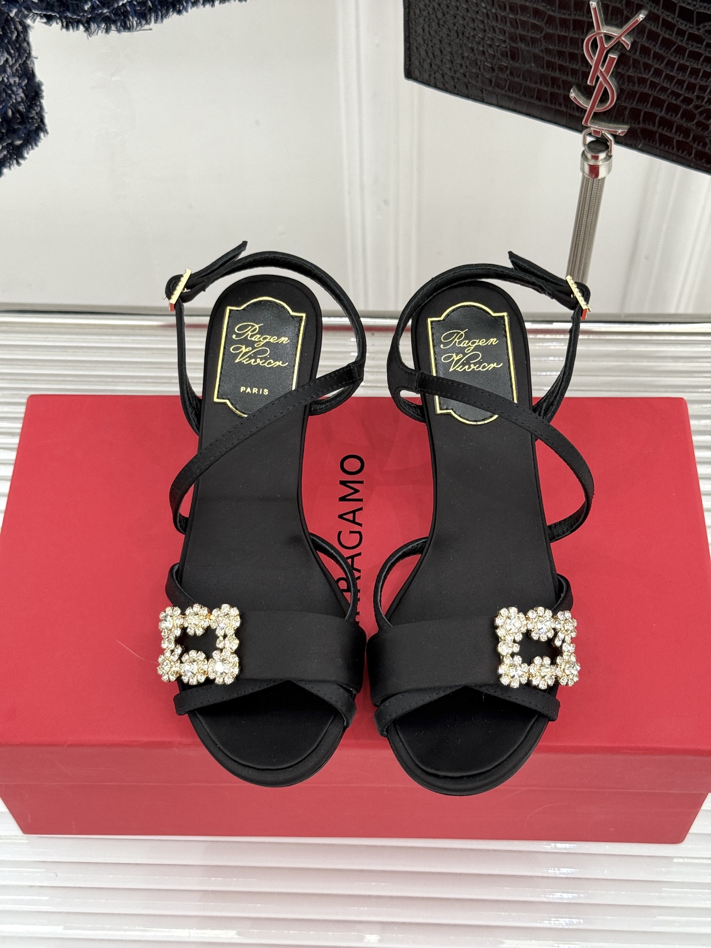 Roger Vivier｜RV26WF新品水钻雪花扣细带高跟凉鞋将巴黎高定美学凝于足尖。璀璨雪花水钻扣由