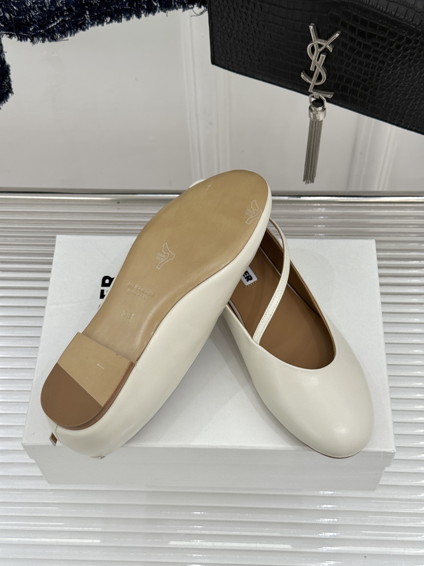 Jil Sander/吉尔桑达26WF新品极简平底芭蕾舞鞋以极简语言重塑优雅本质。柔润圆头贴合足部曲线浅