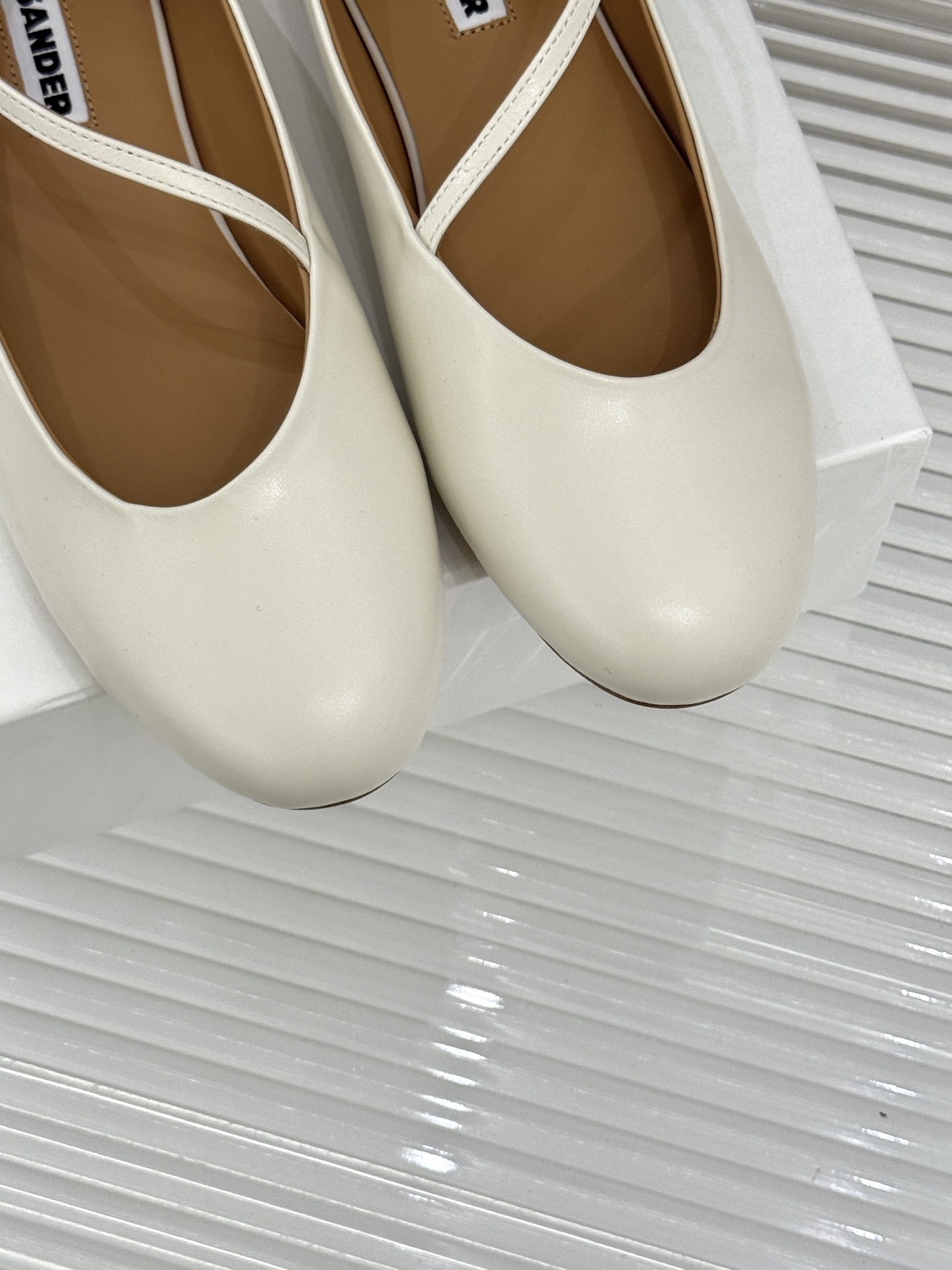 Jil Sander/吉尔桑达26WF新品极简平底芭蕾舞鞋以极简语言重塑优雅本质。柔润圆头贴合足部曲线浅