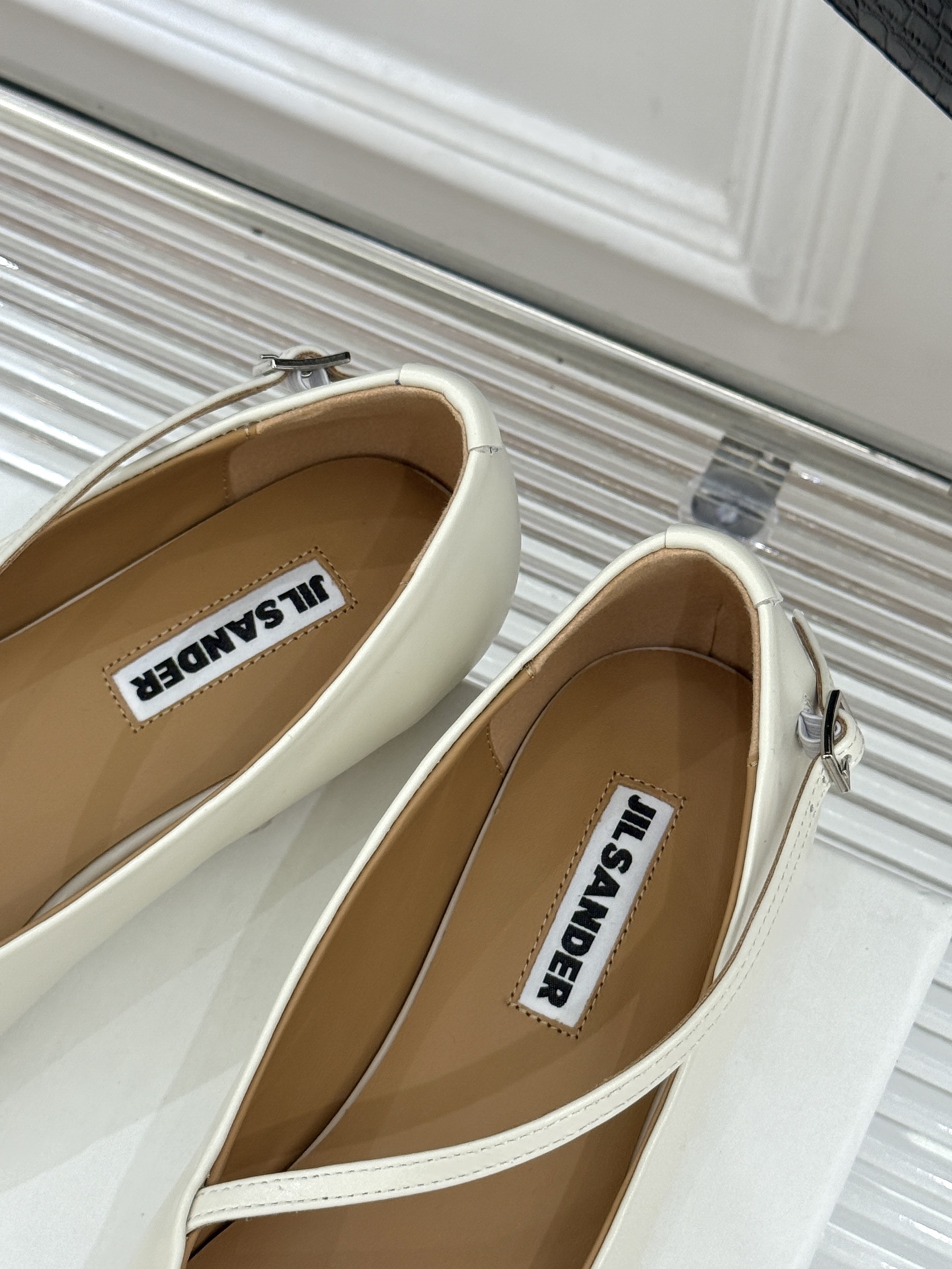 Jil Sander/吉尔桑达26WF新品极简平底芭蕾舞鞋以极简语言重塑优雅本质。柔润圆头贴合足部曲线浅