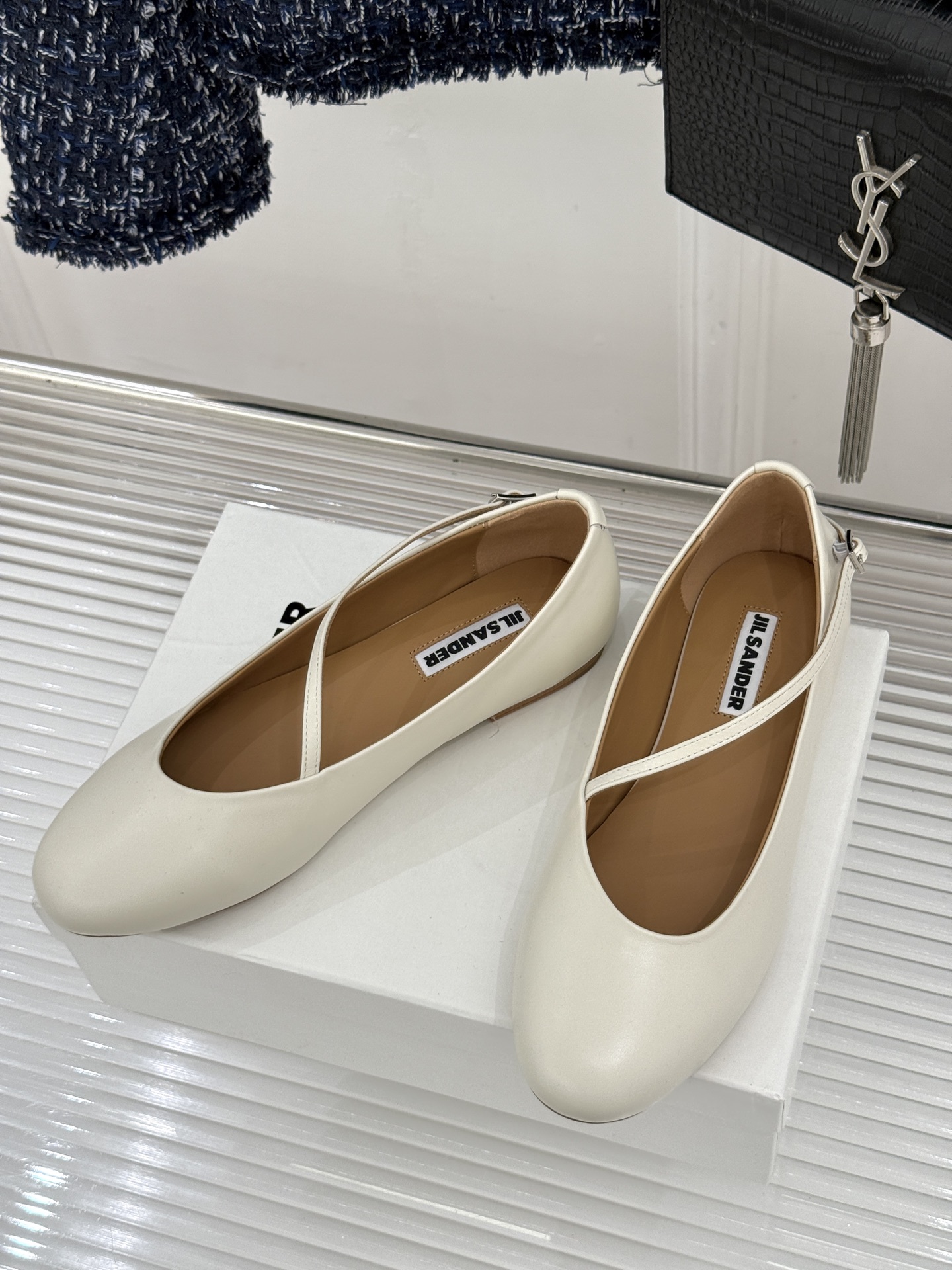 Jil Sander/吉尔桑达26WF新品极简平底芭蕾舞鞋以极简语言重塑优雅本质。柔润圆头贴合足部曲线浅