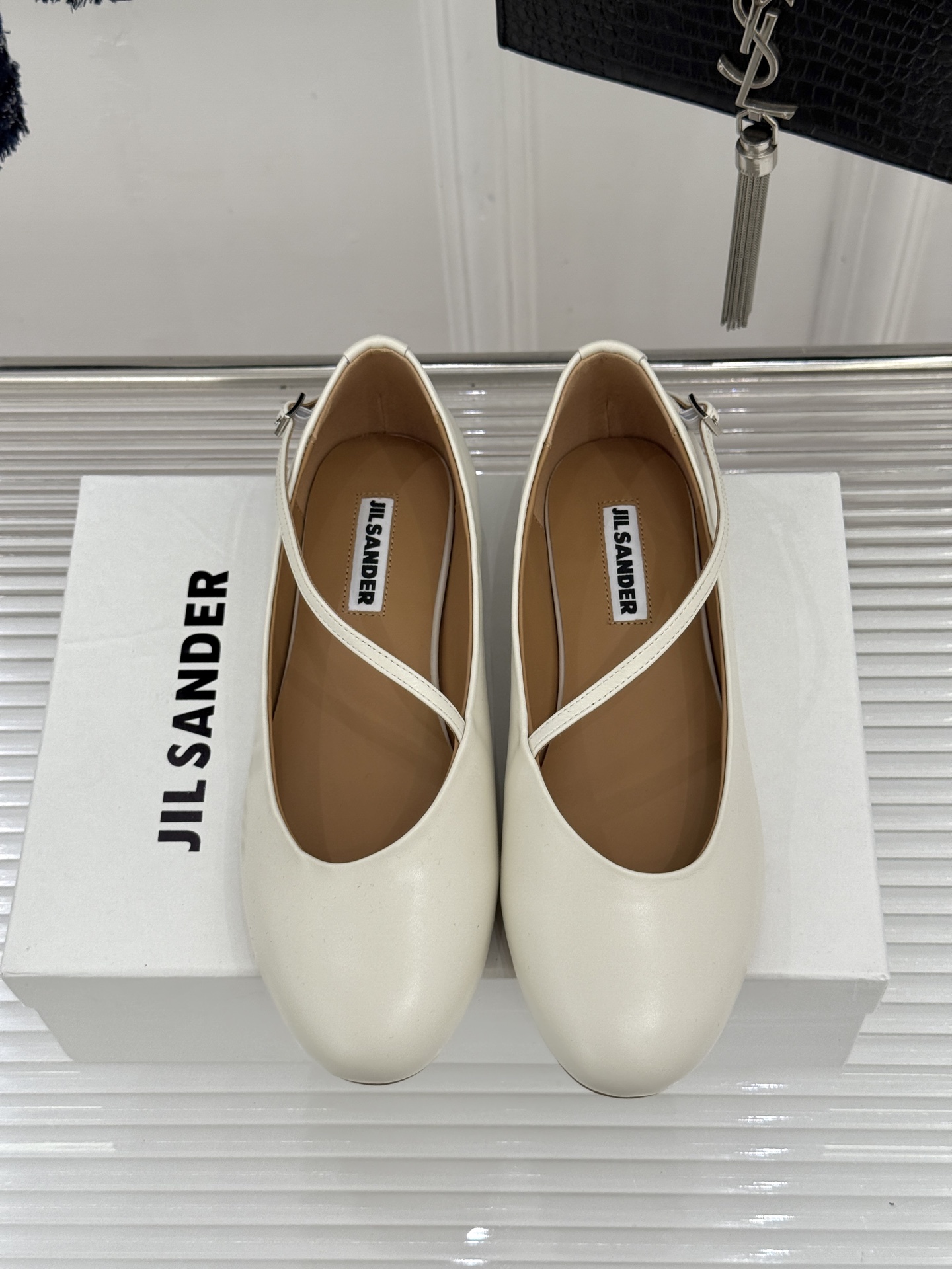 Jil Sander/吉尔桑达26WF新品极简平底芭蕾舞鞋以极简语言重塑优雅本质。柔润圆头贴合足部曲线浅