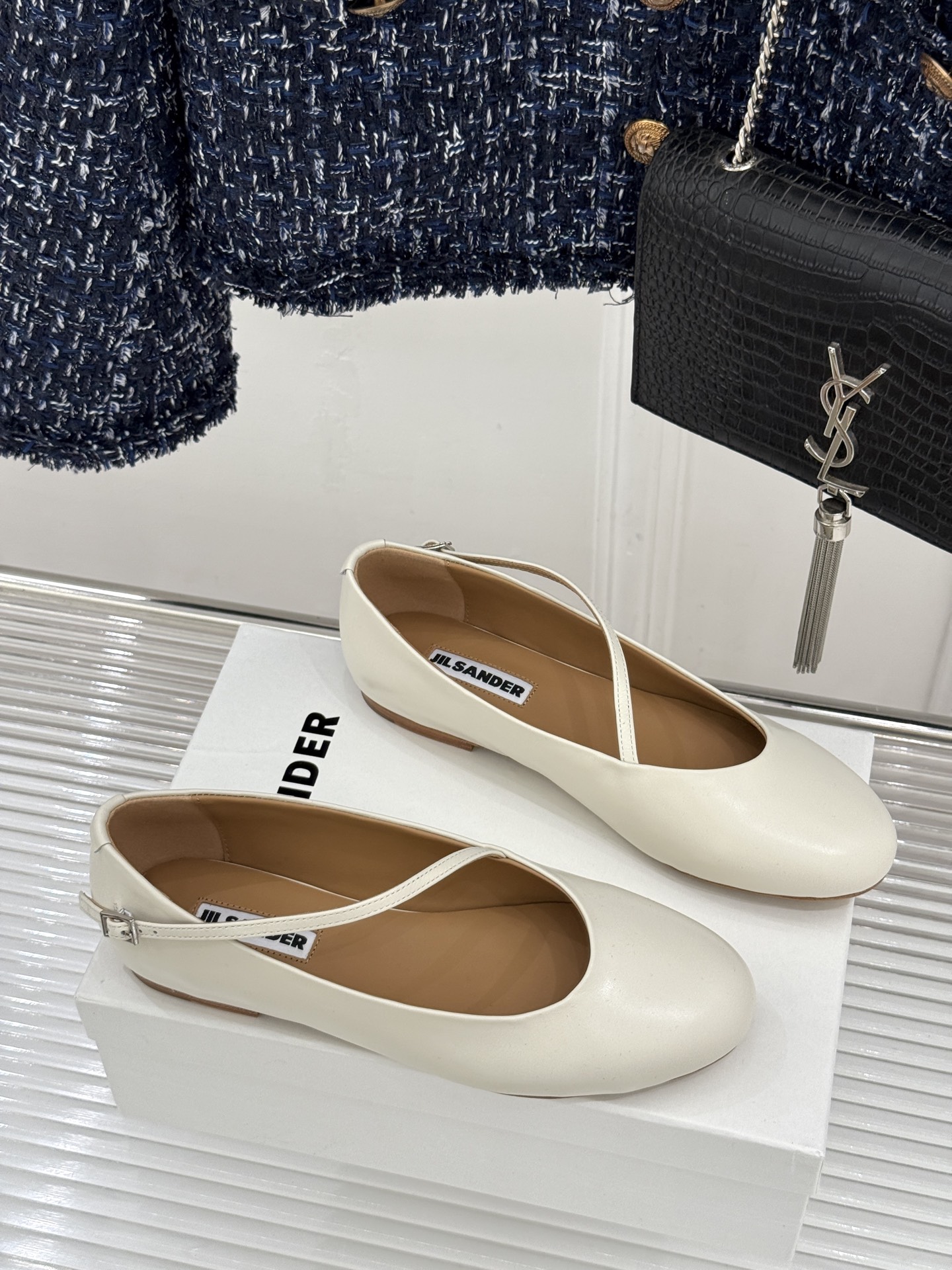 Jil Sander/吉尔桑达26WF新品极简平底芭蕾舞鞋以极简语言重塑优雅本质。柔润圆头贴合足部曲线浅