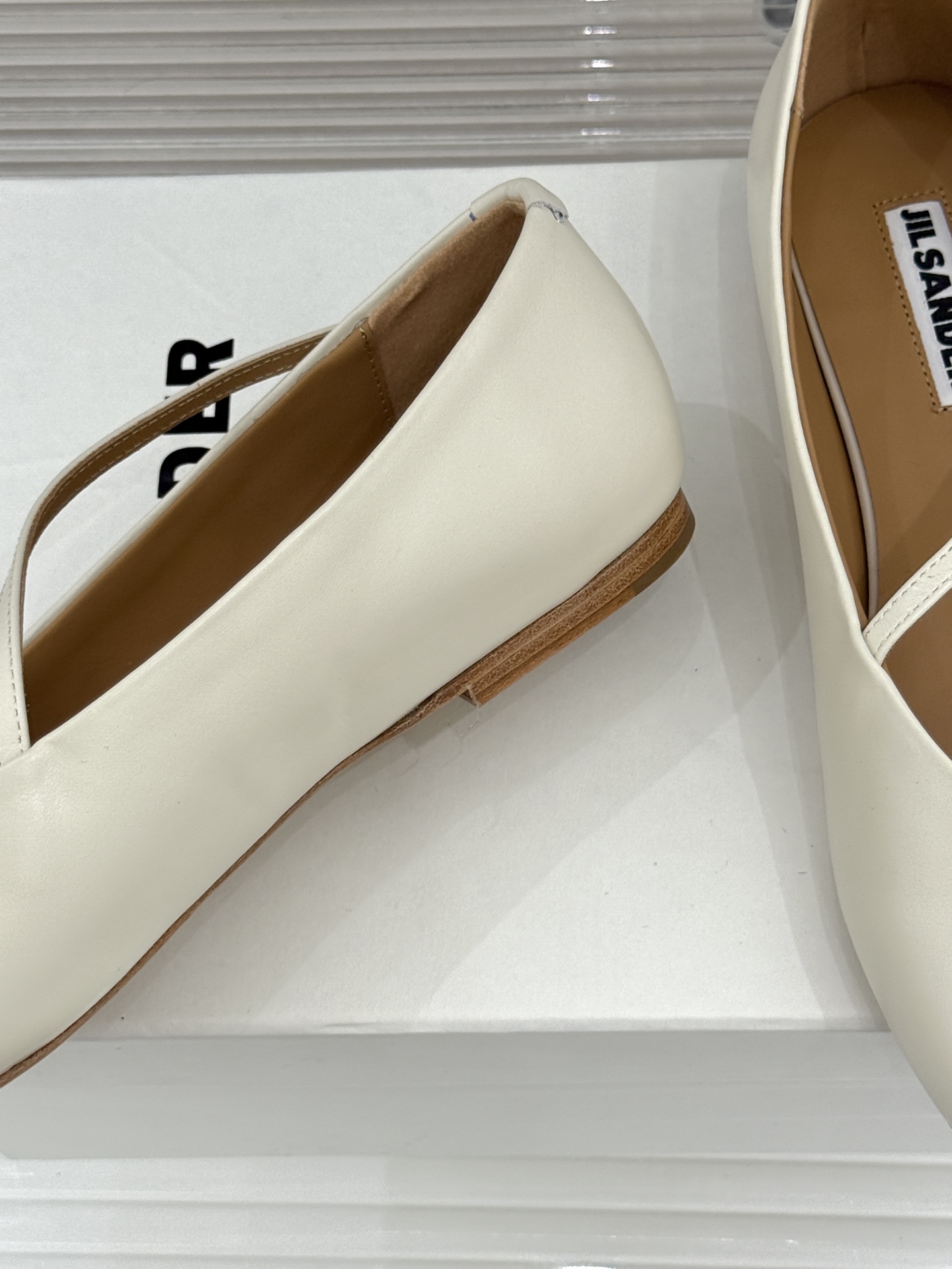 Jil Sander/吉尔桑达26WF新品极简平底芭蕾舞鞋以极简语言重塑优雅本质。柔润圆头贴合足部曲线浅