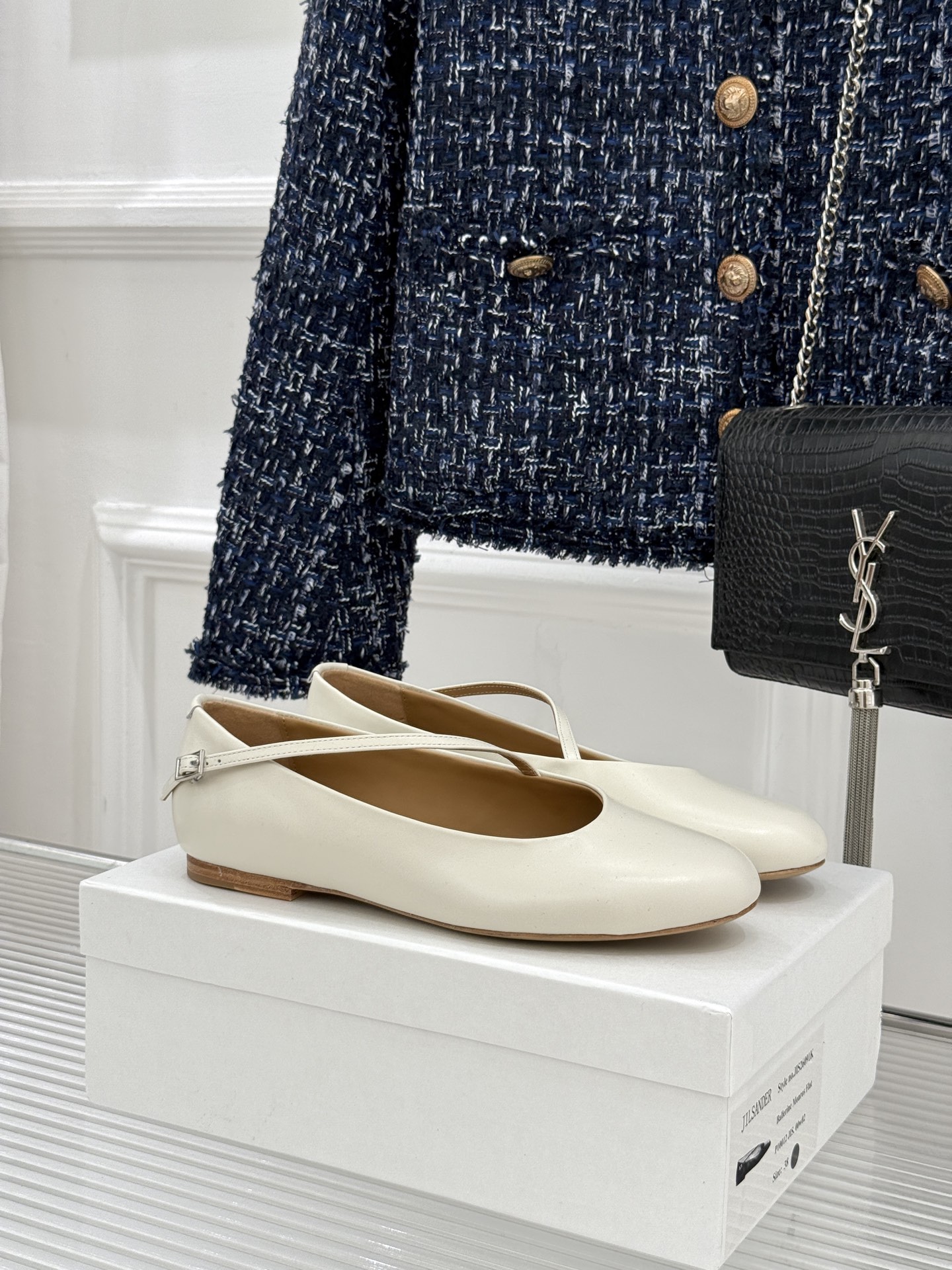 Jil Sander/吉尔桑达26WF新品极简平底芭蕾舞鞋以极简语言重塑优雅本质。柔润圆头贴合足部曲线浅