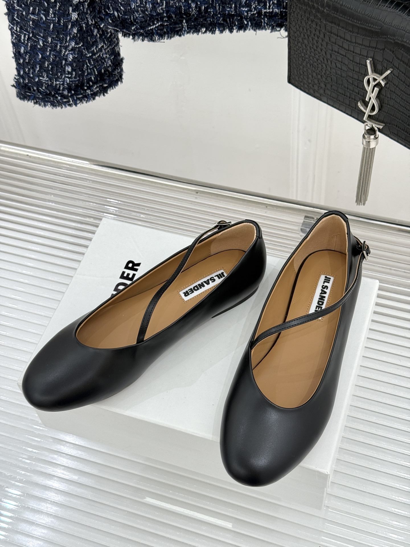 Jil Sander/吉尔桑达26WF新品极简平底芭蕾舞鞋以极简语言重塑优雅本质。柔润圆头贴合足部曲线浅