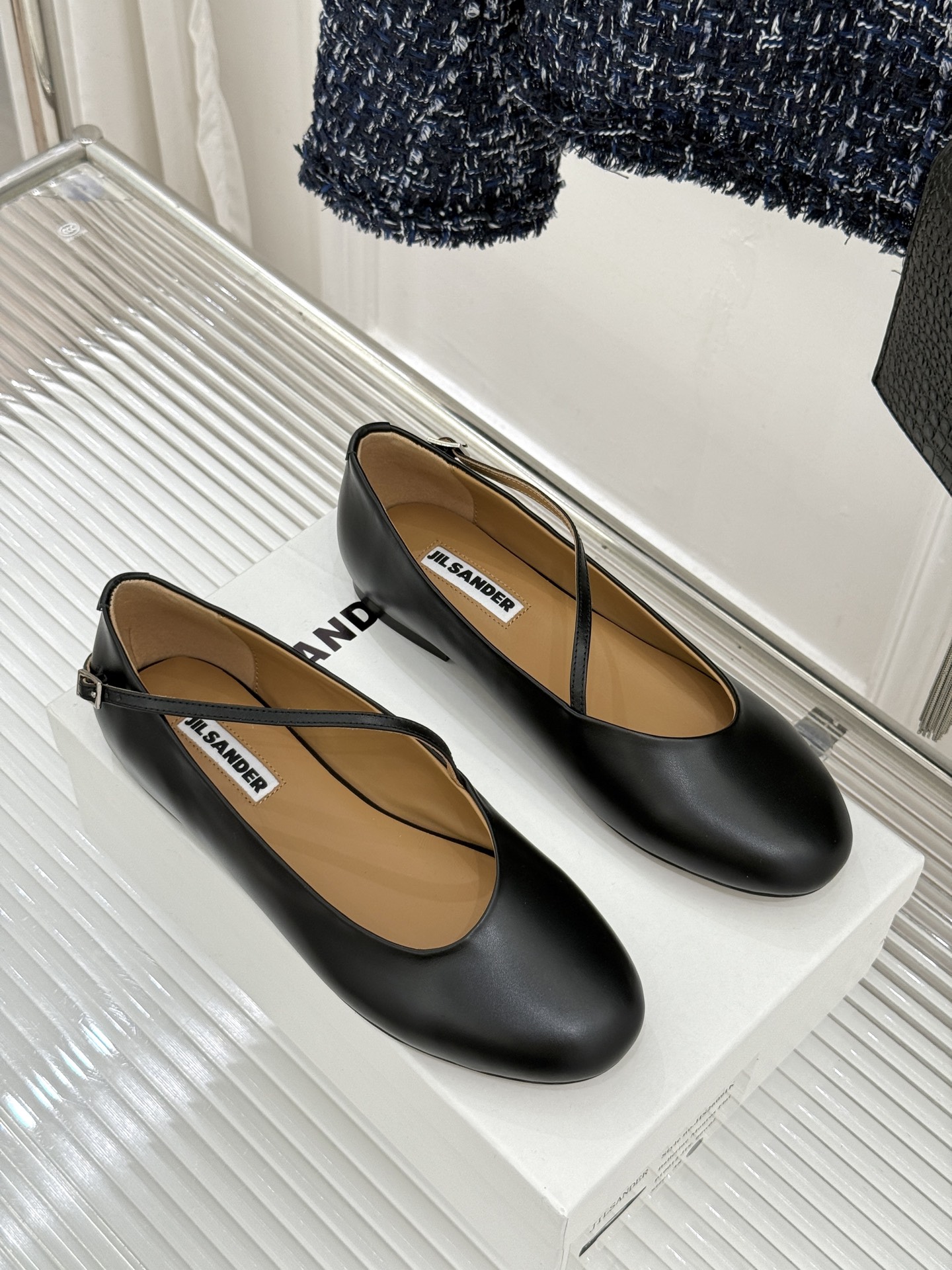 Jil Sander/吉尔桑达26WF新品极简平底芭蕾舞鞋以极简语言重塑优雅本质。柔润圆头贴合足部曲线浅