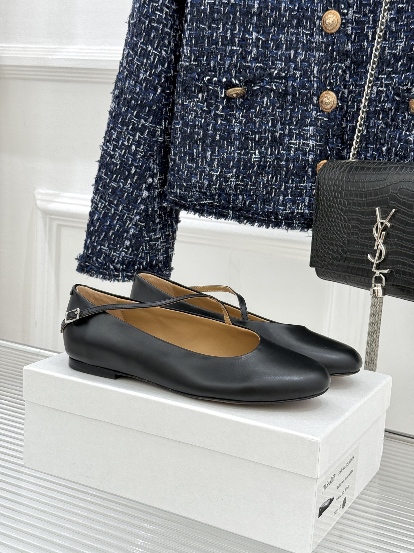 Jil Sander/吉尔桑达26WF新品极简平底芭蕾舞鞋以极简语言重塑优雅本质。柔润圆头贴合足部曲线浅