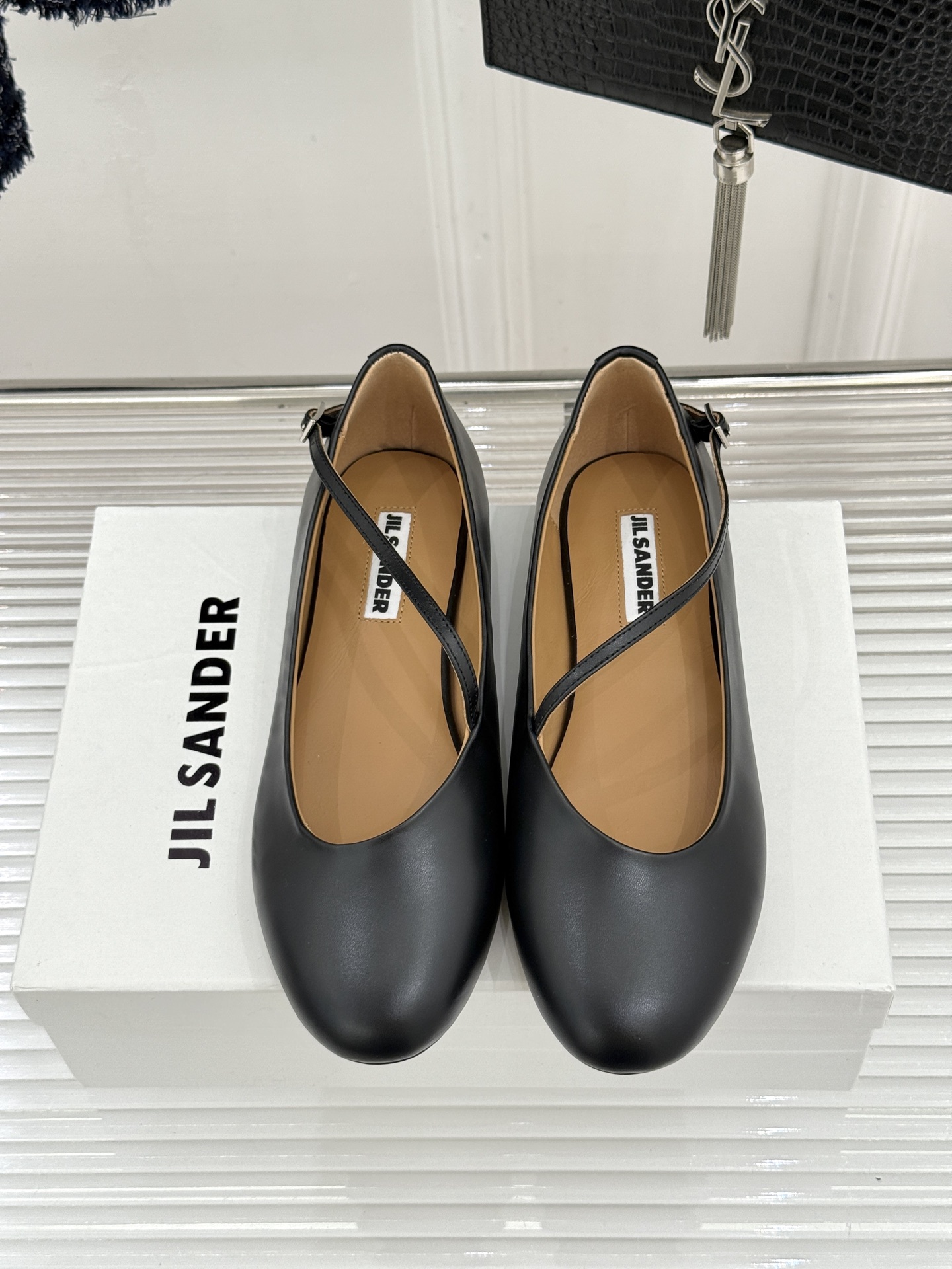 Jil Sander/吉尔桑达26WF新品极简平底芭蕾舞鞋以极简语言重塑优雅本质。柔润圆头贴合足部曲线浅