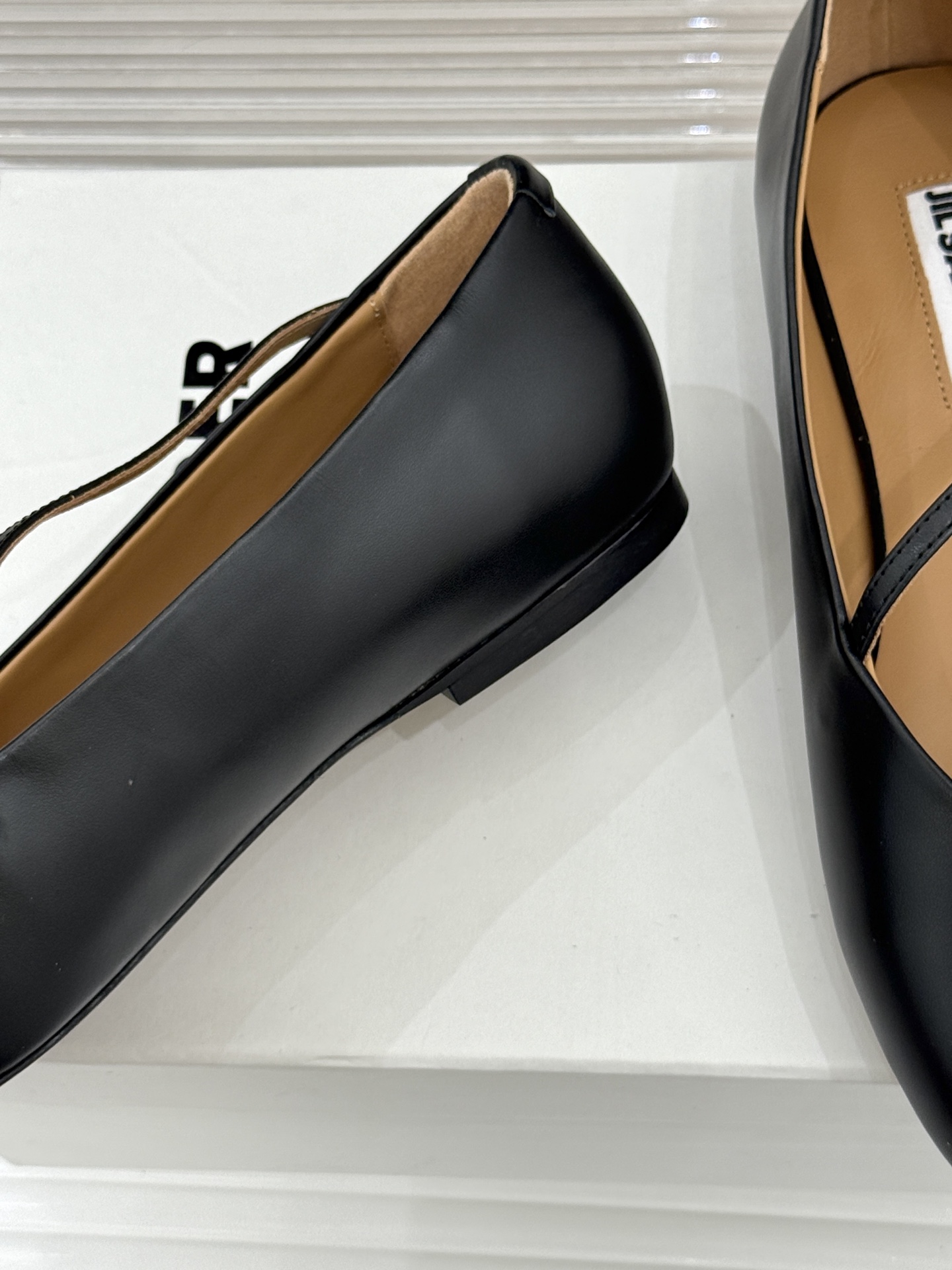 Jil Sander/吉尔桑达26WF新品极简平底芭蕾舞鞋以极简语言重塑优雅本质。柔润圆头贴合足部曲线浅