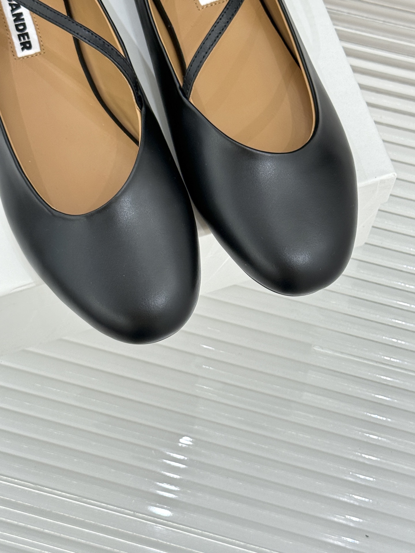 Jil Sander/吉尔桑达26WF新品极简平底芭蕾舞鞋以极简语言重塑优雅本质。柔润圆头贴合足部曲线浅