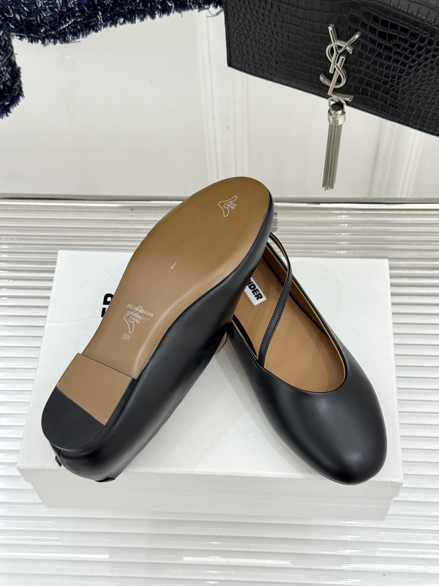 Jil Sander/吉尔桑达26WF新品极简平底芭蕾舞鞋以极简语言重塑优雅本质。柔润圆头贴合足部曲线浅