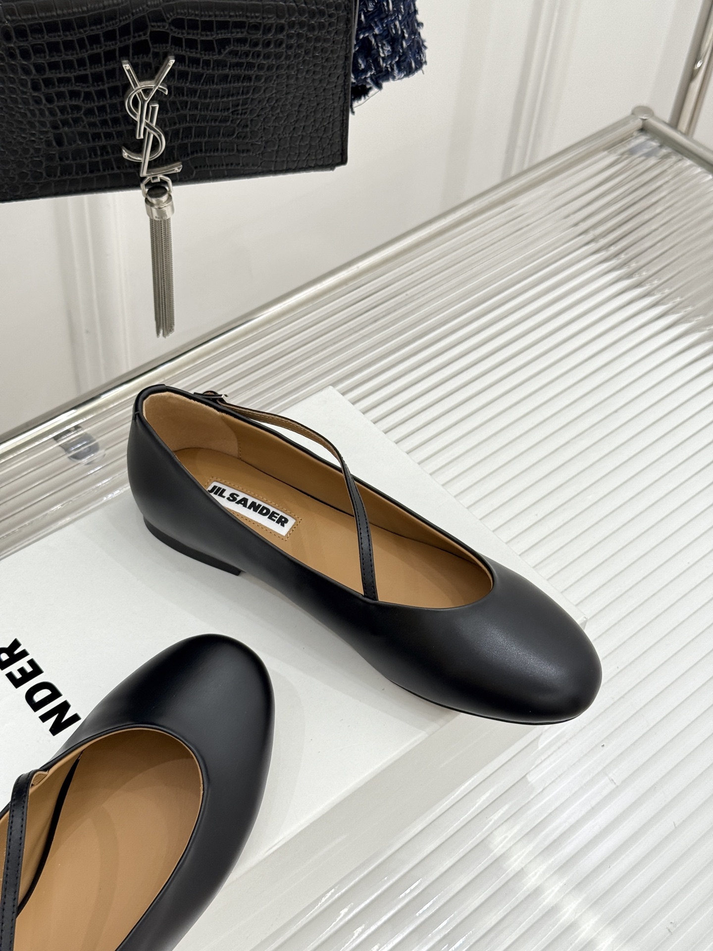 Jil Sander/吉尔桑达26WF新品极简平底芭蕾舞鞋以极简语言重塑优雅本质。柔润圆头贴合足部曲线浅