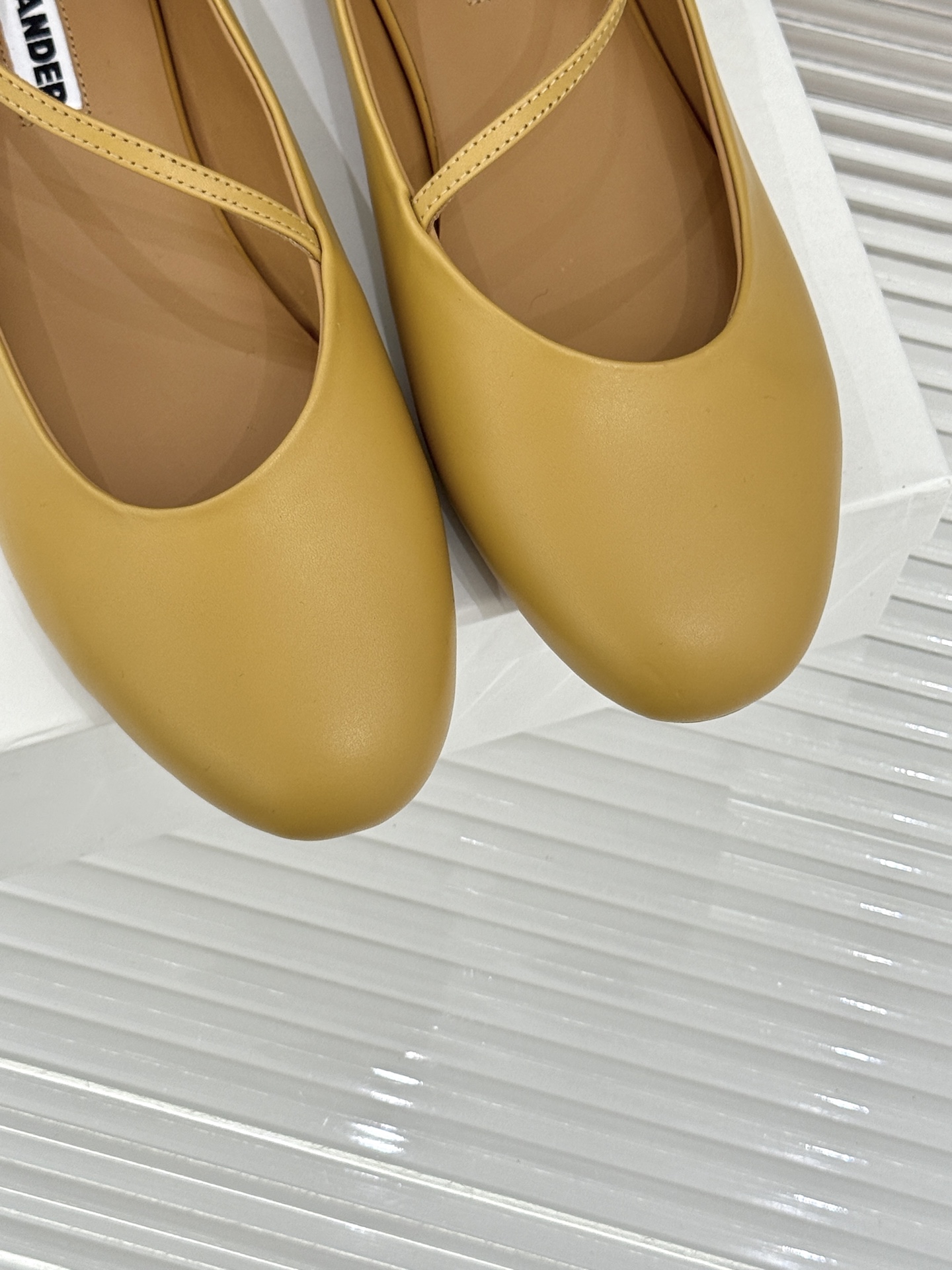 Jil Sander/吉尔桑达26WF新品极简平底芭蕾舞鞋以极简语言重塑优雅本质。柔润圆头贴合足部曲线浅