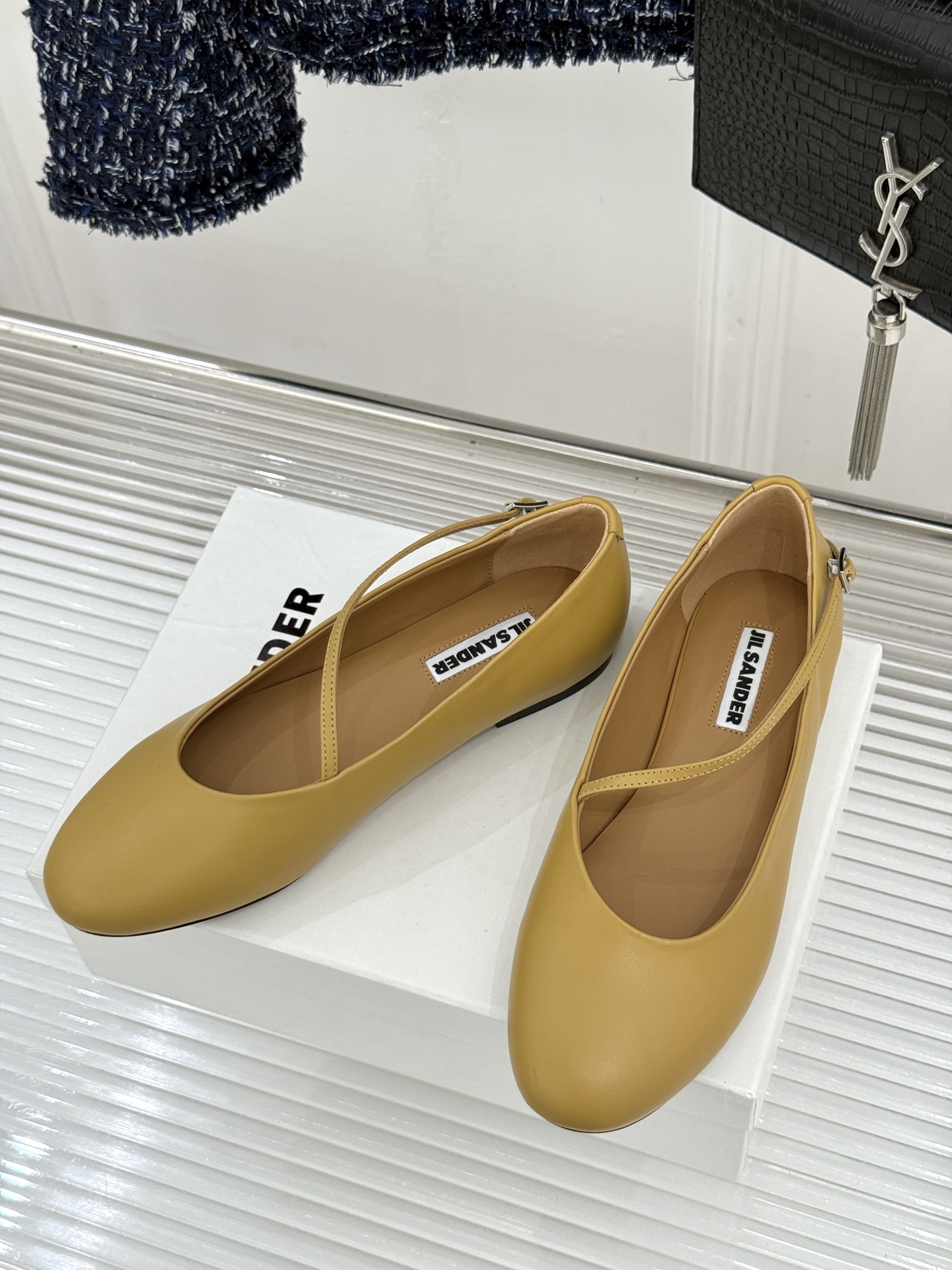 Jil Sander/吉尔桑达26WF新品极简平底芭蕾舞鞋以极简语言重塑优雅本质。柔润圆头贴合足部曲线浅